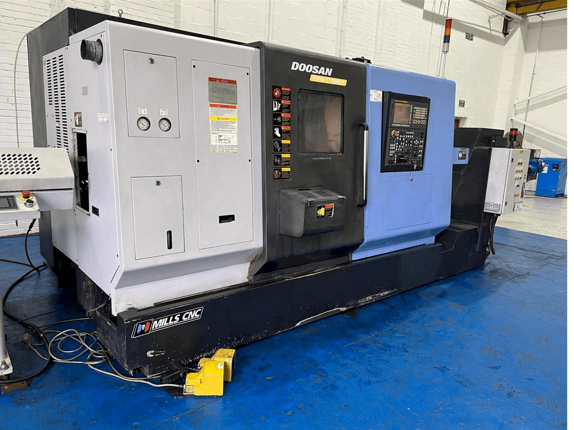 Vista frontale della macchina Doosan TT1800SY