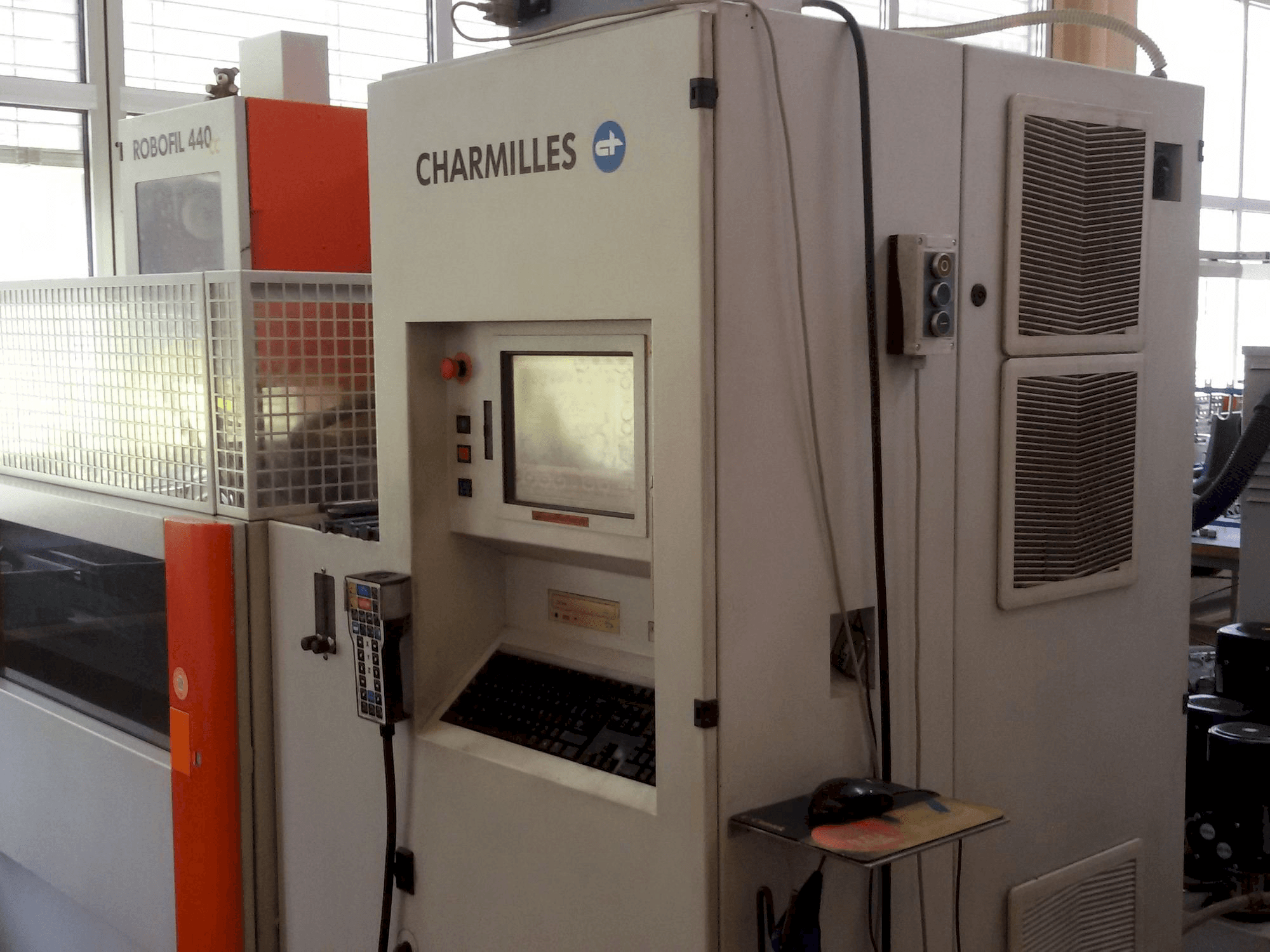 Vista frontale della macchina CHARMILLES Robofil 440CC