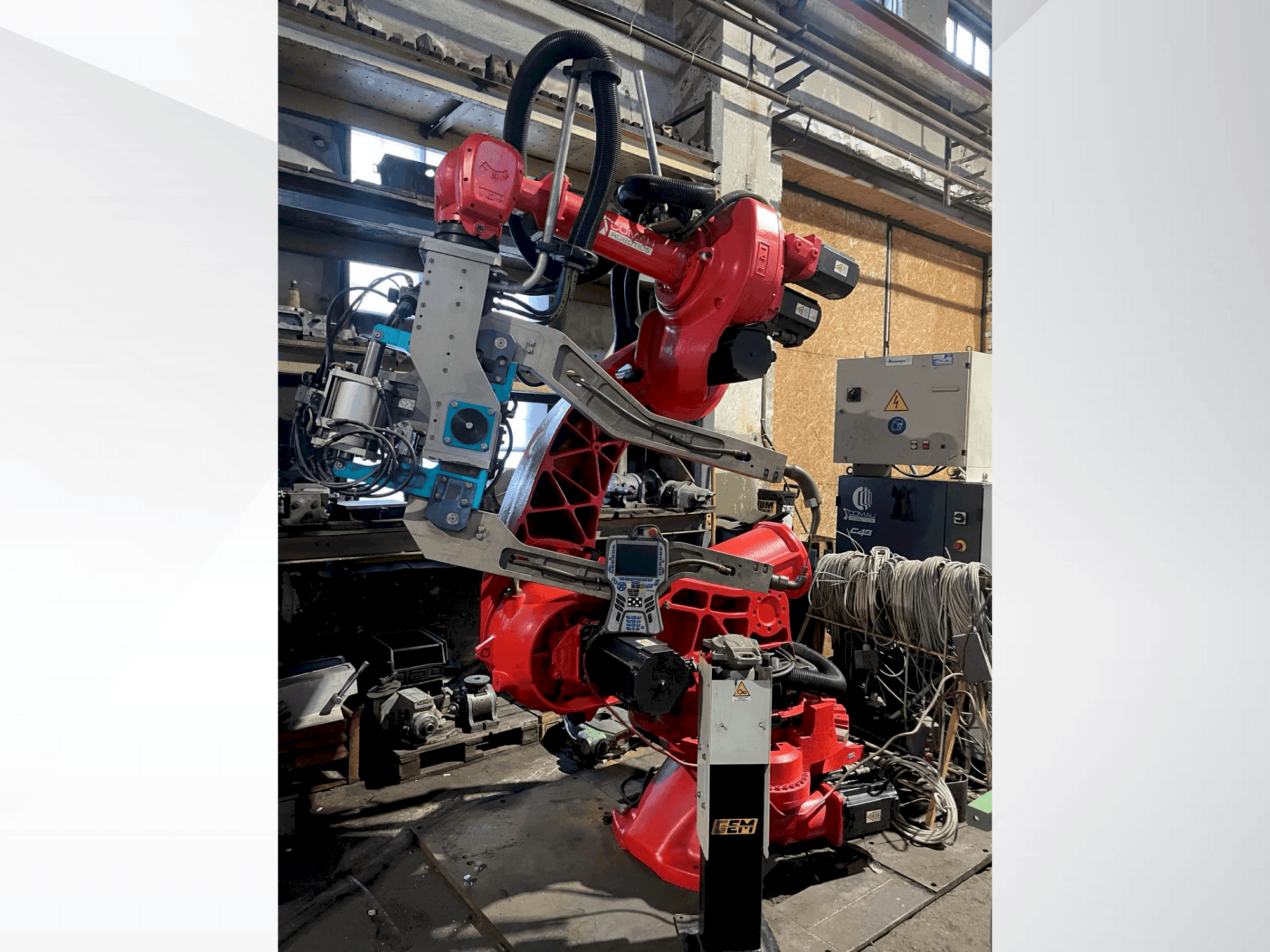 Vista frontale della macchina COMAU C4G