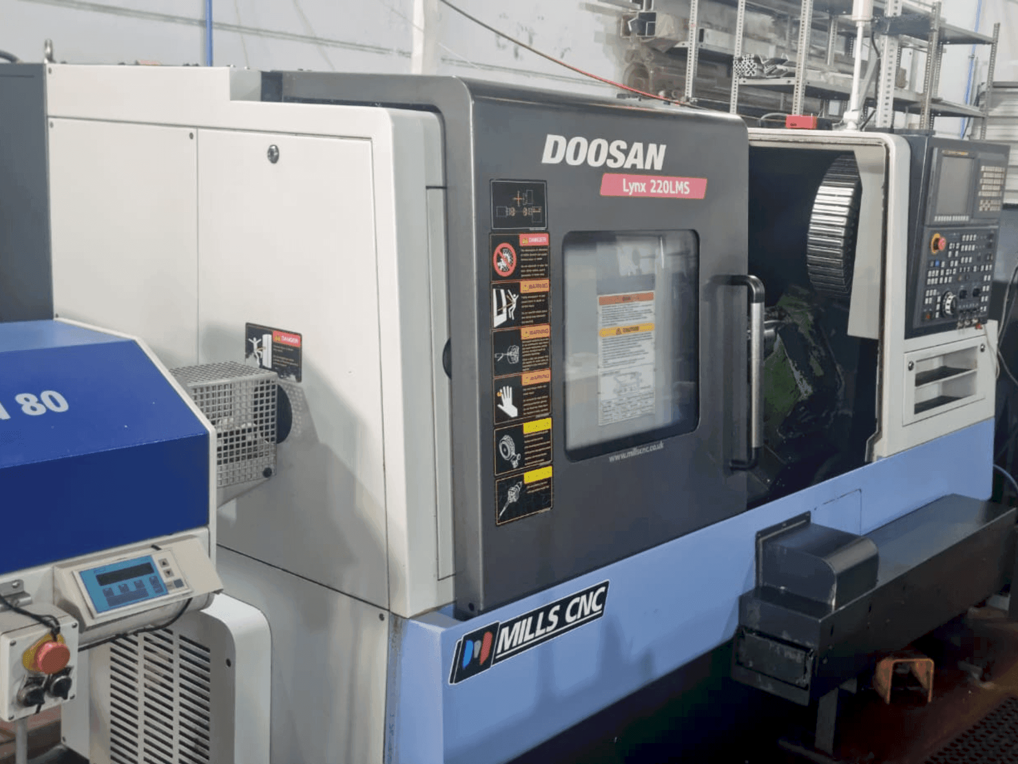 Vista frontale della macchina DOOSAN Lynx 220 LMSA