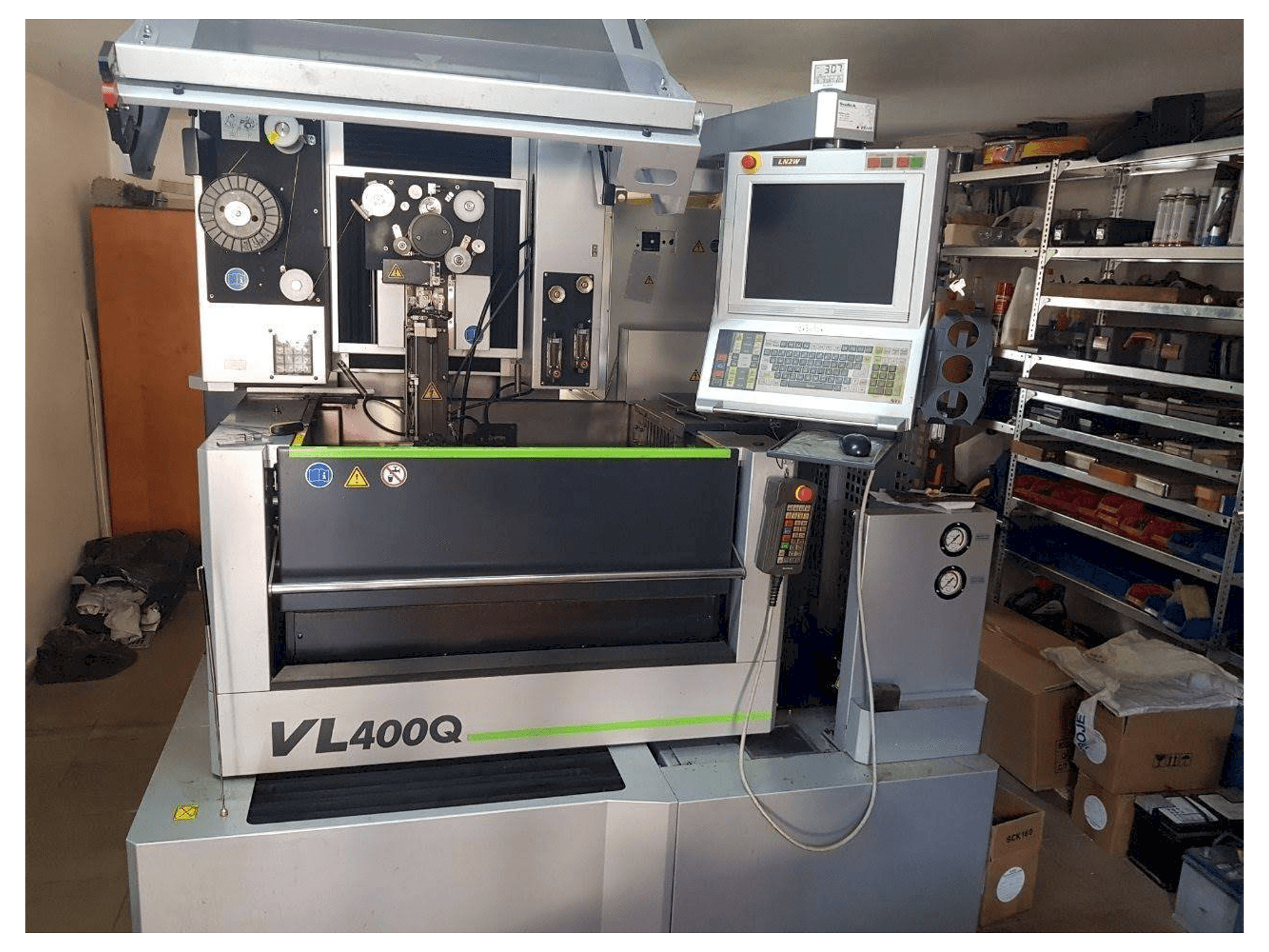 Vista frontale della macchina Sodick VL 400Q