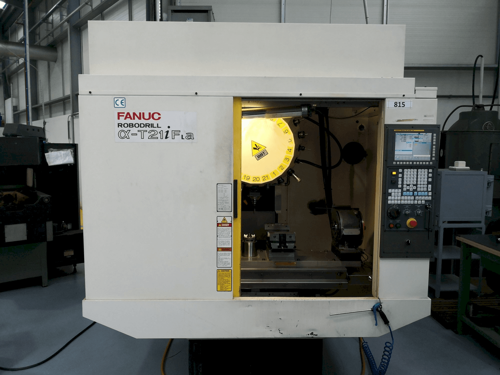 Vista frontale della macchina FANUC Robodrill T21iFa