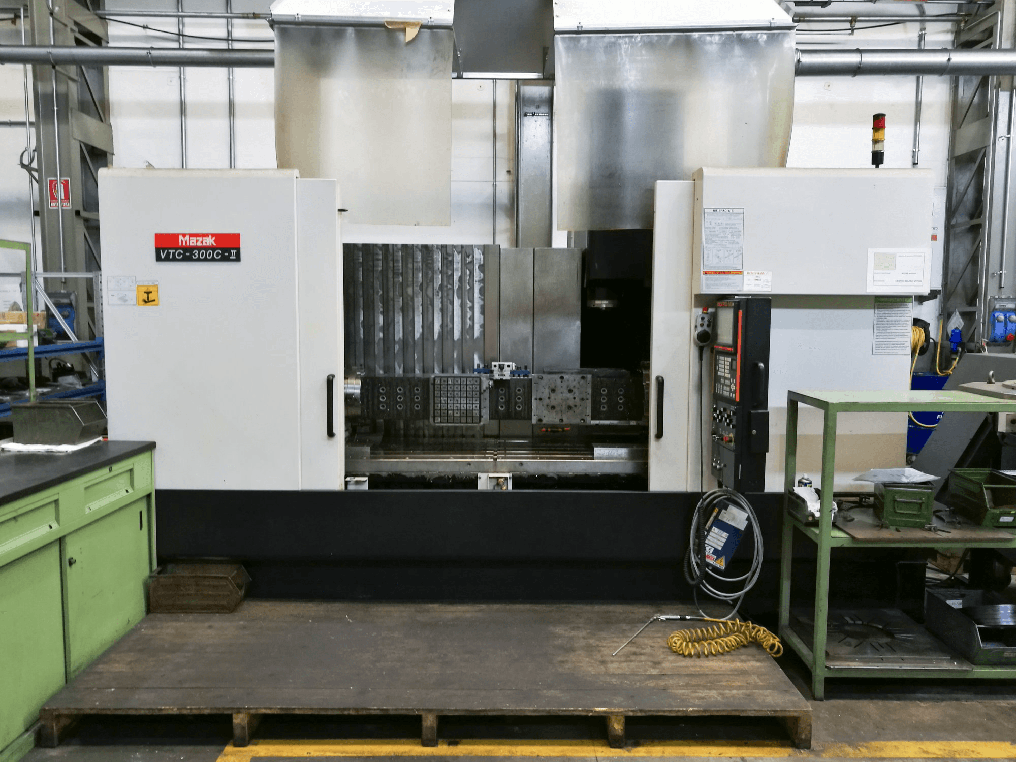Vista frontale della macchina Mazak VTC-300C