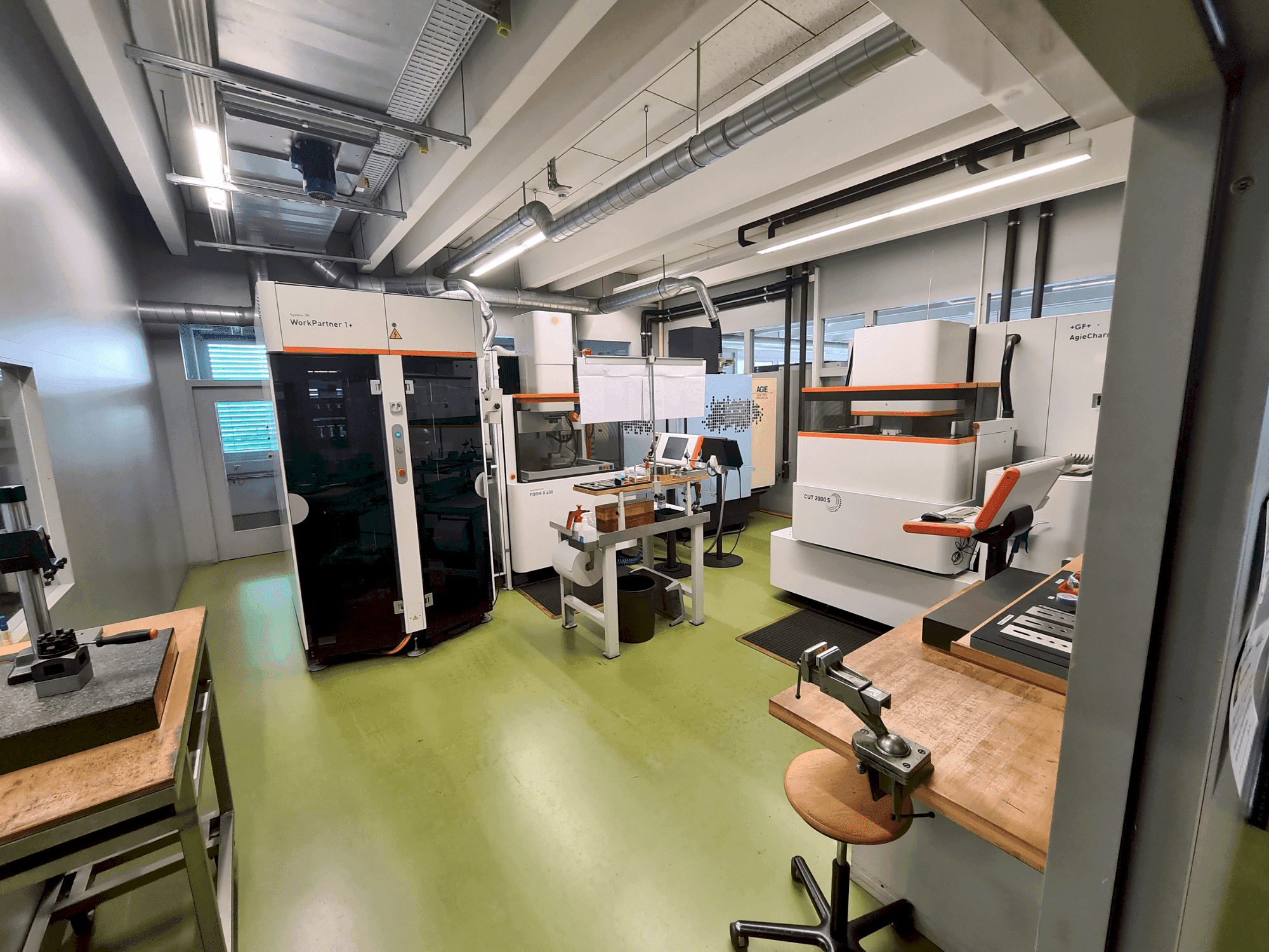 Vista frontale della macchina AGIE AGIETRON INNOVATION 2