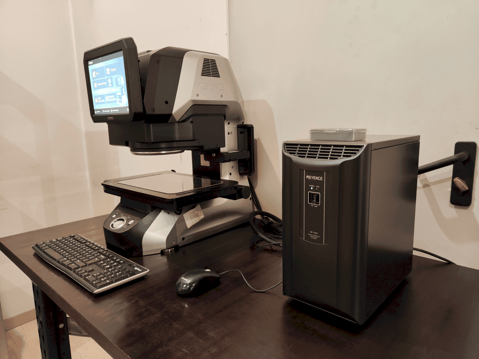 Vista frontale della macchina KEYENCE IM-7030T