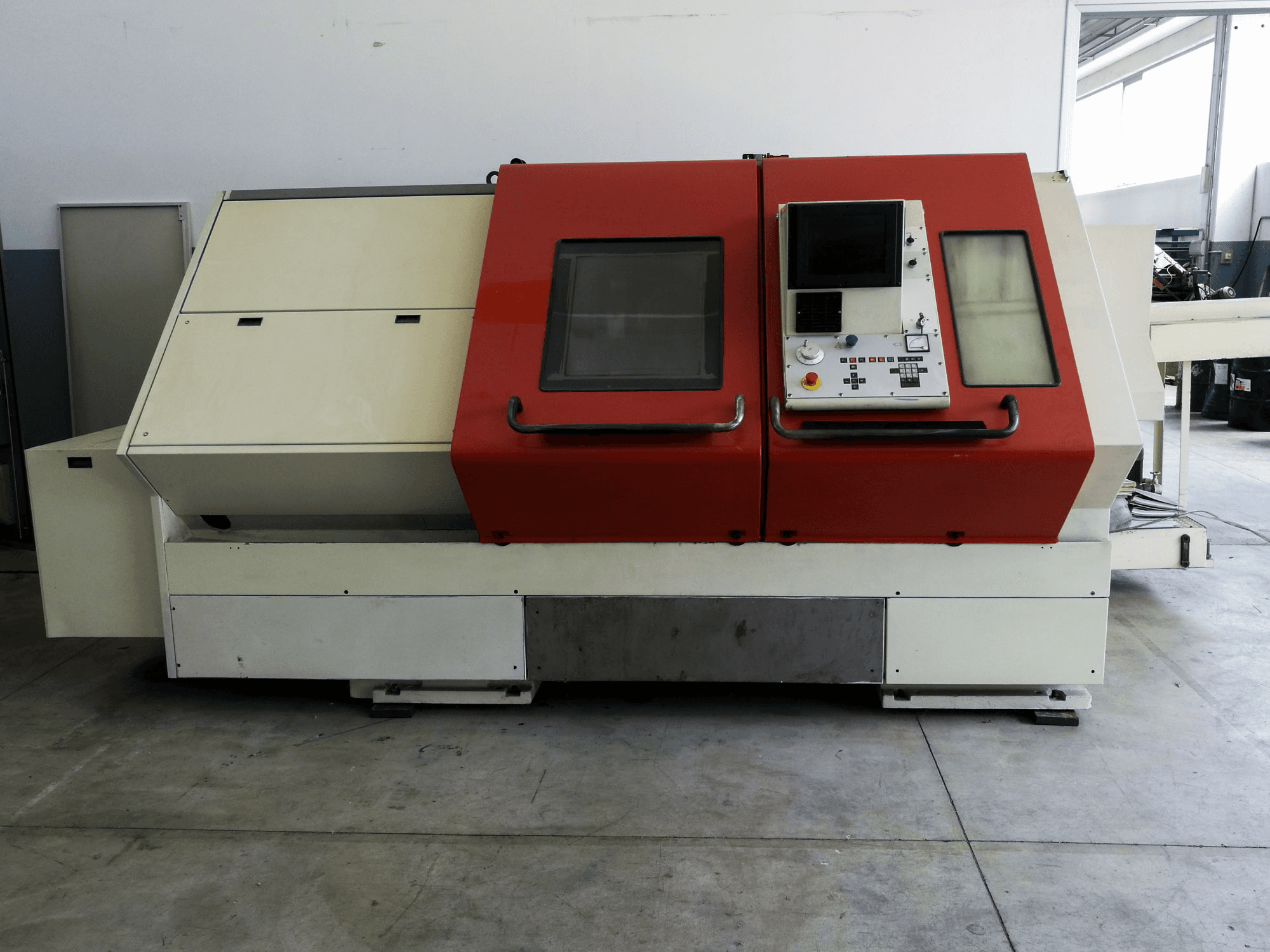 Vista frontale della macchina Gildemeister NEF CT60