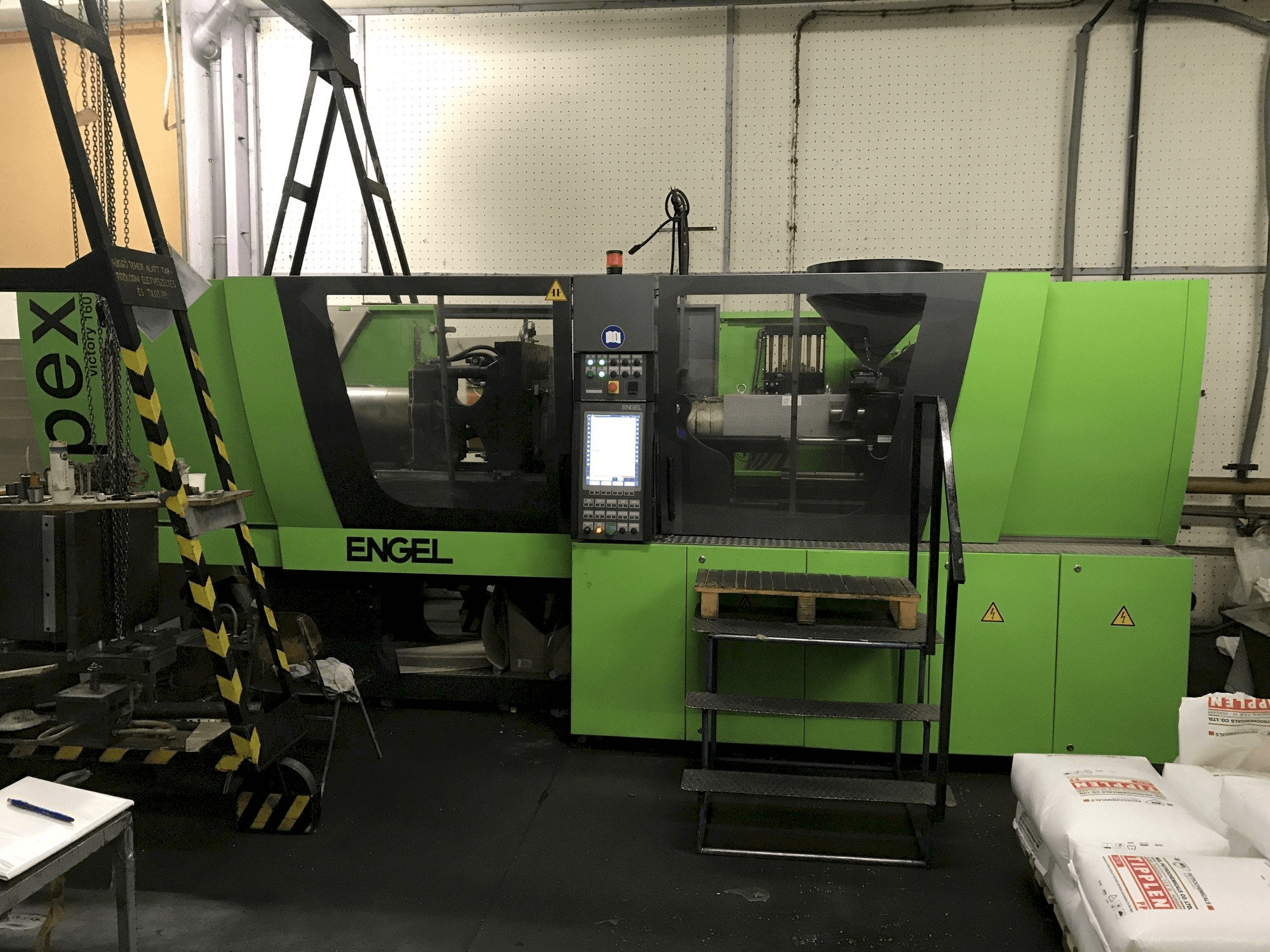 Vista frontale della macchina ENGEL Victory 650/160 Spex