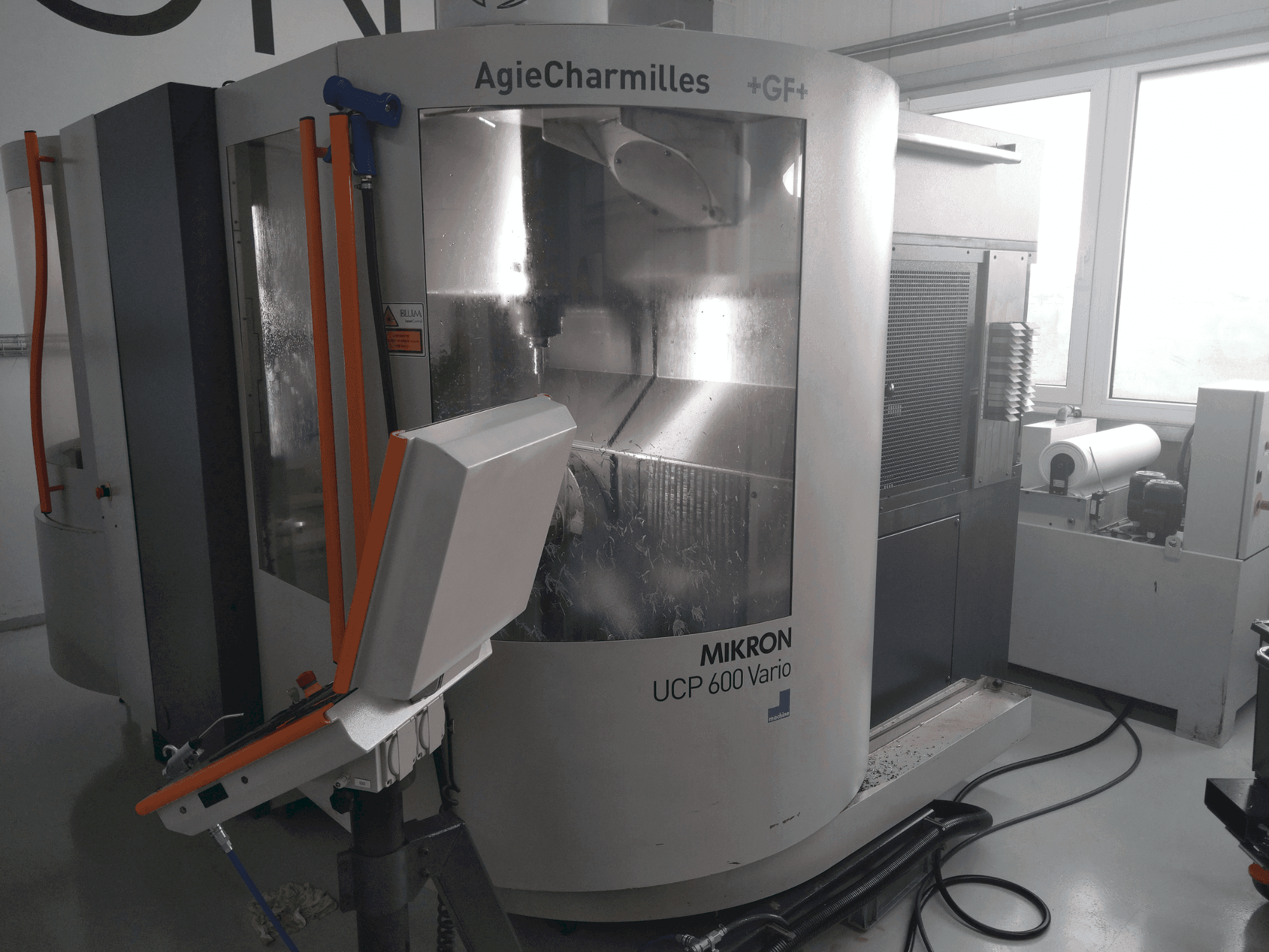 Vista frontale della macchina MIKRON UCP 600 Vario