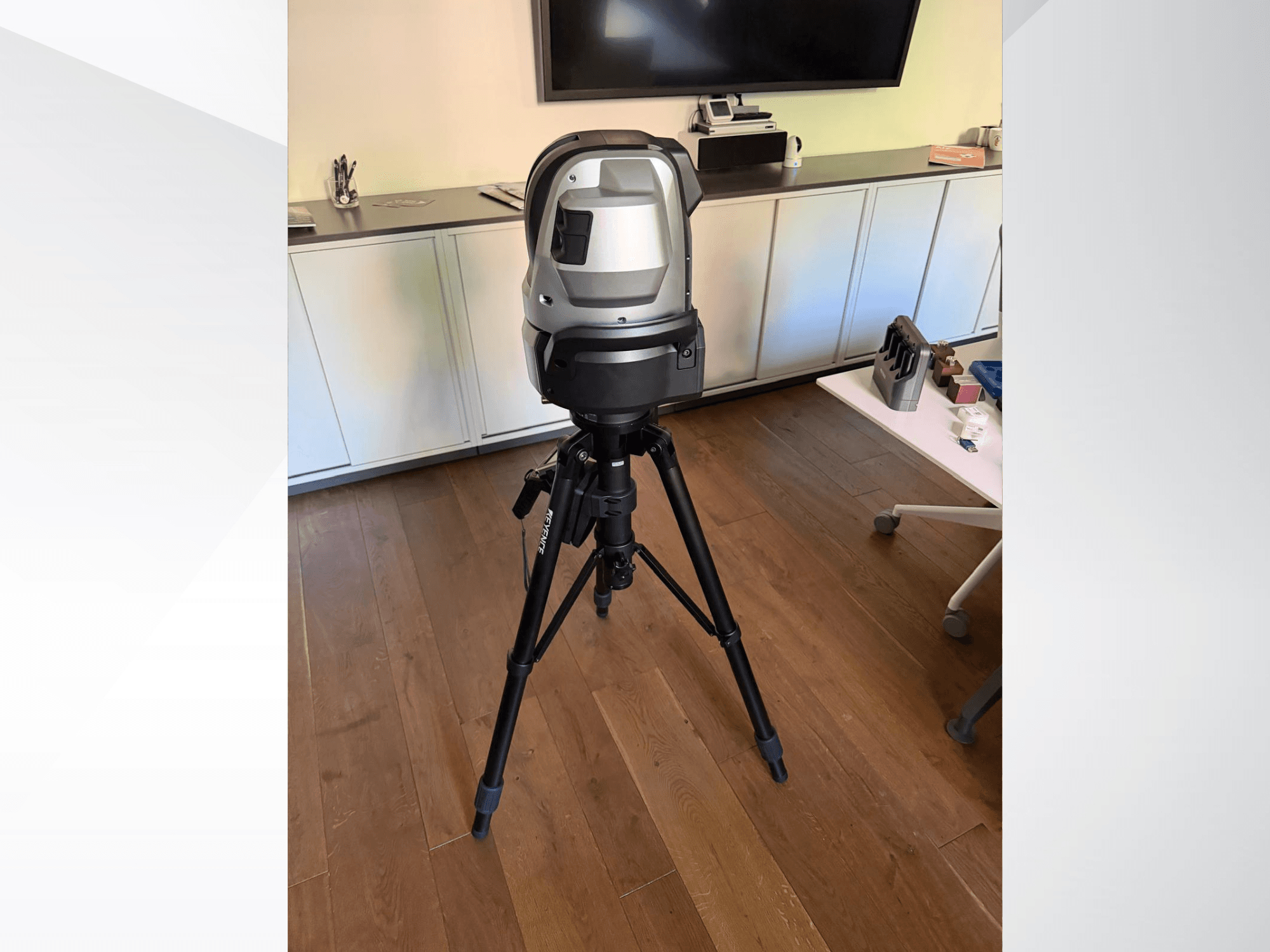 Macchina di misura a coordinate KEYENCE WM c3000 vista frontalmente, montata su un treppiede dal design elegante e dotata di un'interfaccia di controllo.