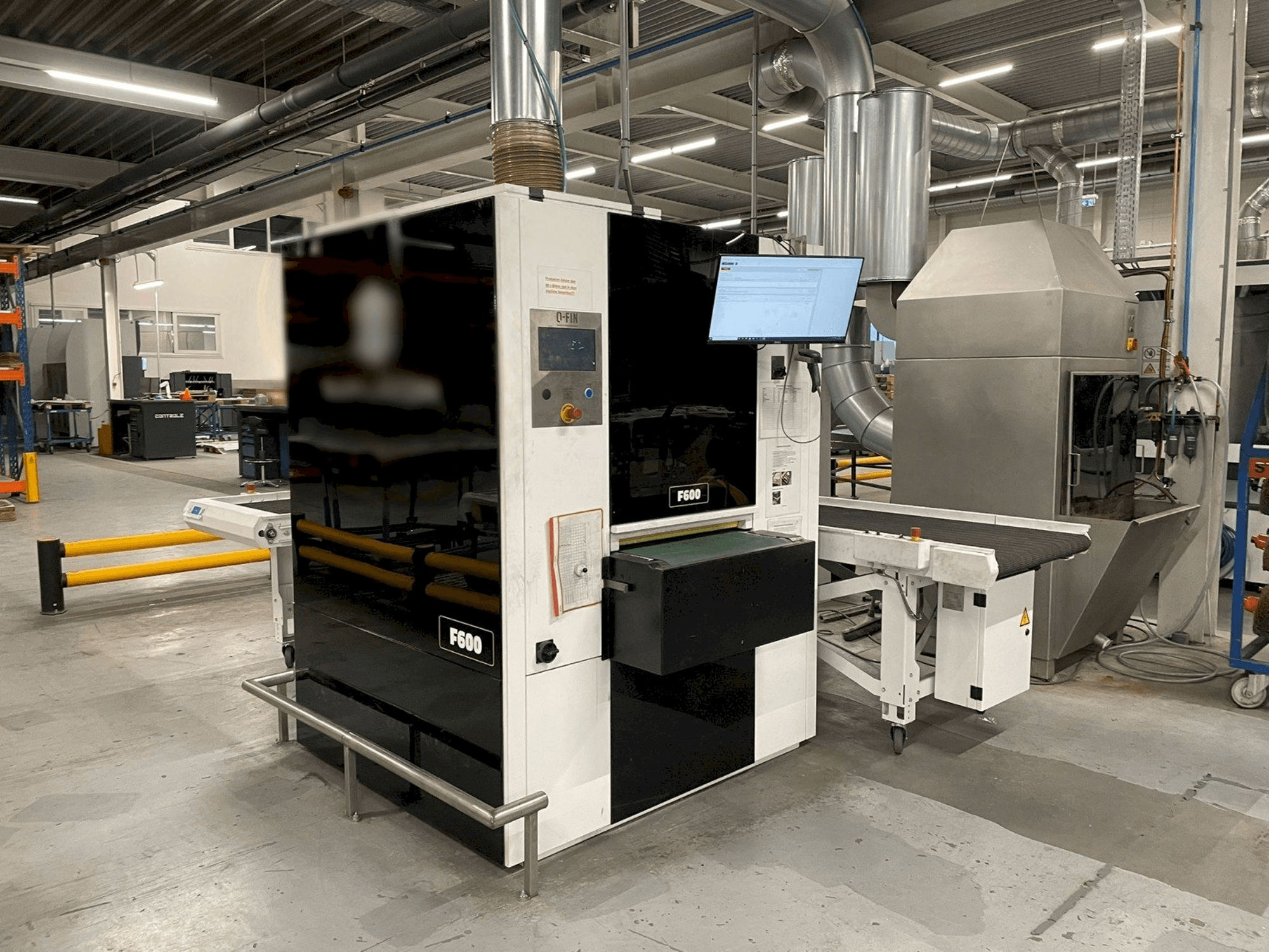 Vista frontale della macchina Q-FIN F600