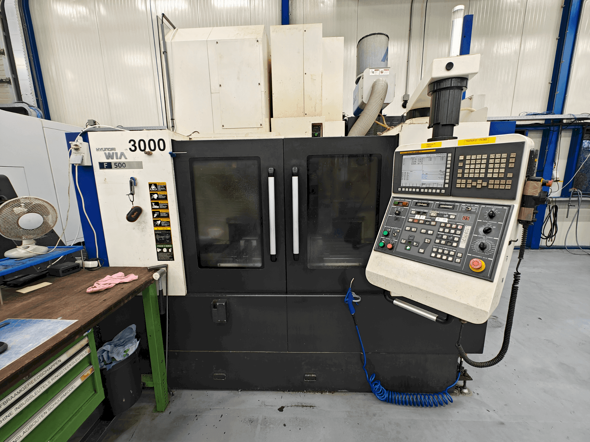 Vista frontale della macchina Hyundai Wia F500