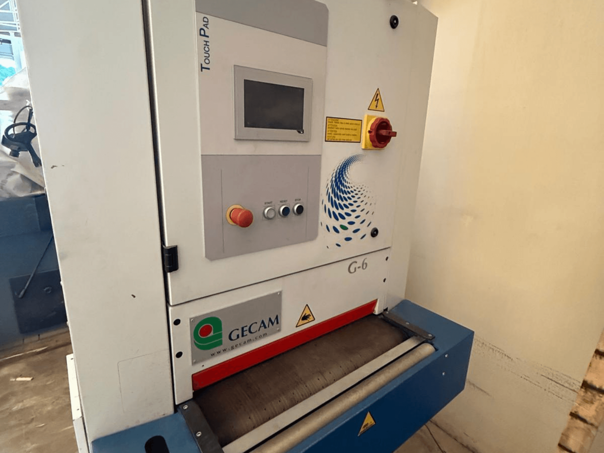 Sbavatrice GECAM G6 RBB vista frontale con pannello di controllo touch e spie luminose sul lato.