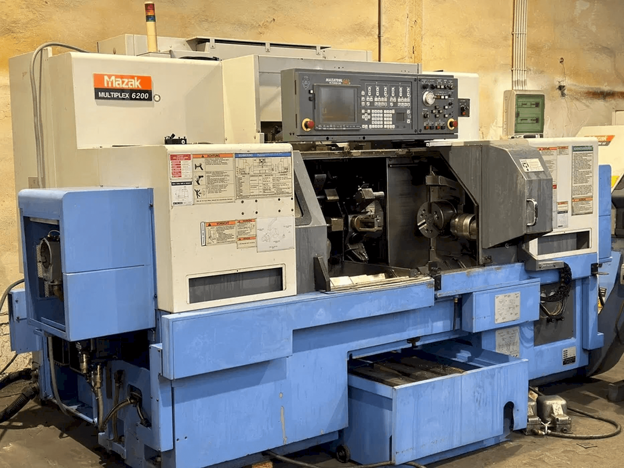 Vista frontale della macchina Mazak Multiplex 6200