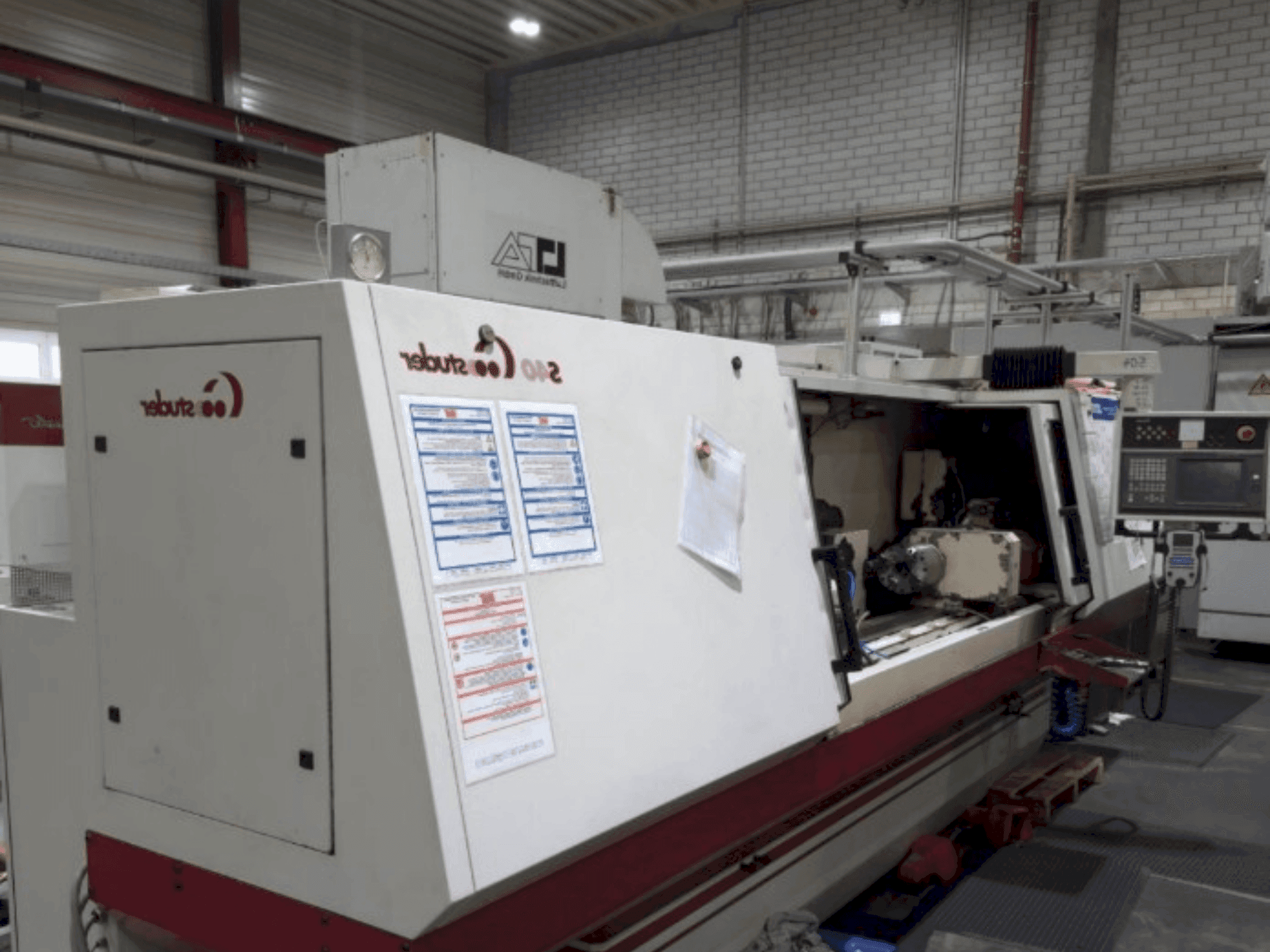 Vista frontale della macchina STUDER S40 CNC (2001)