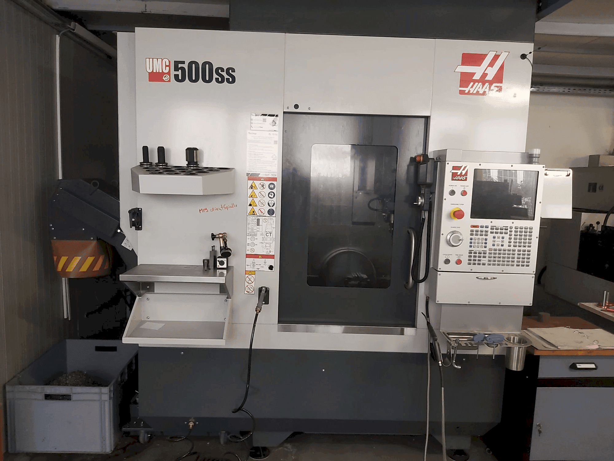 Vista frontale della macchina HAAS UMC-500SS