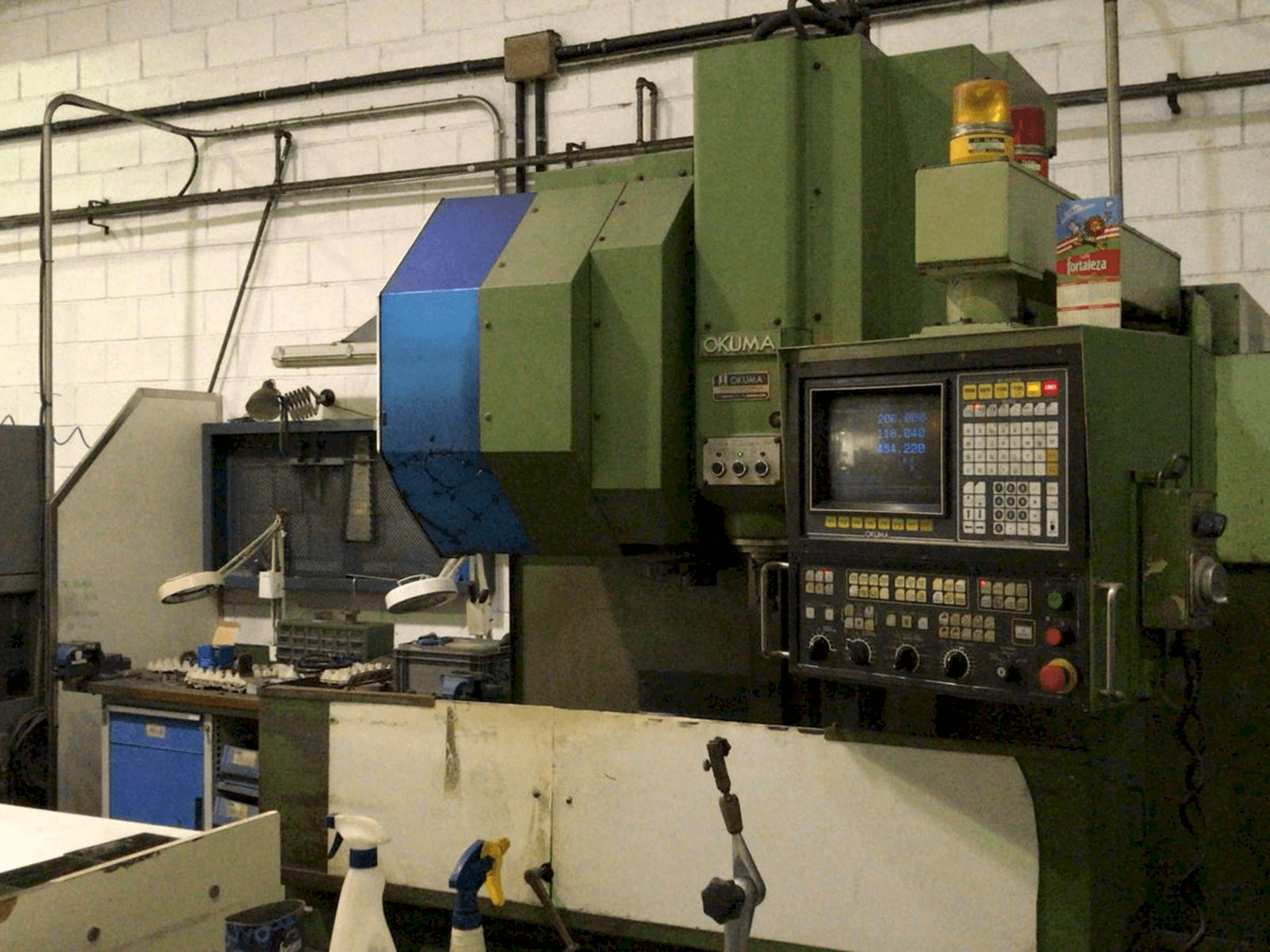 Vista lato destro della macchina Okuma MC-4VA