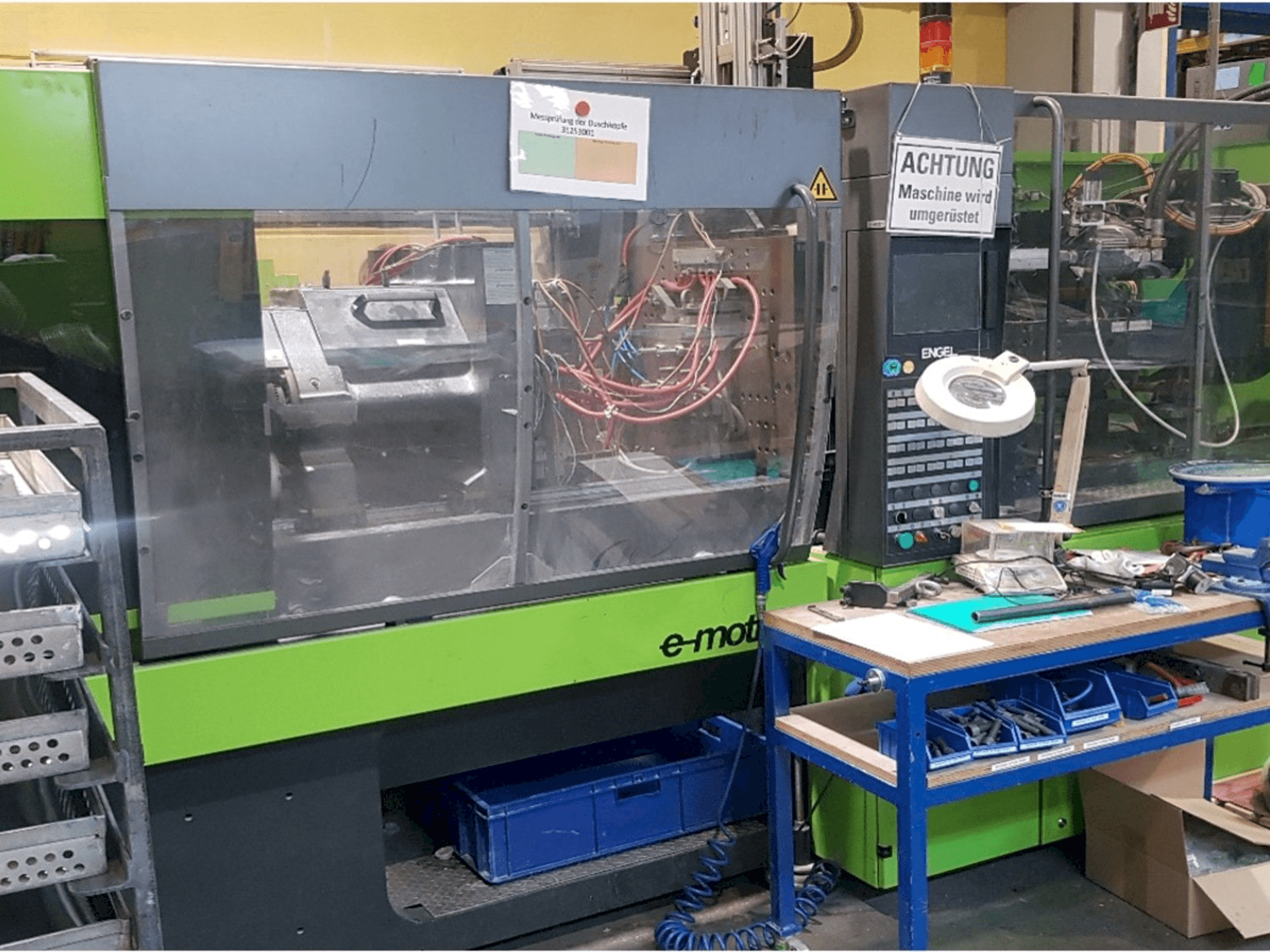 Vista frontale della macchina ENGEL e-motion 200/100