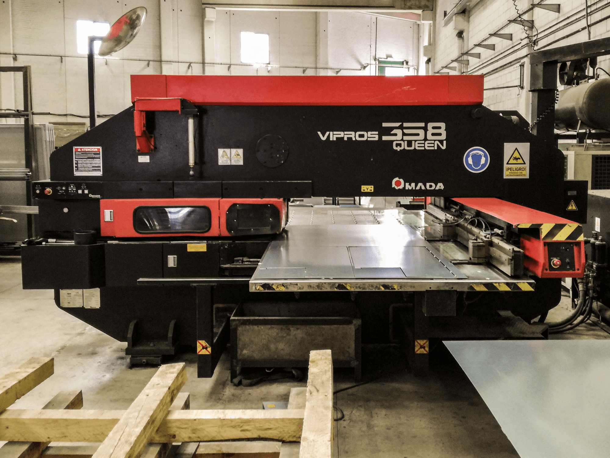 Vista frontale della macchina AMADA Vipros 358 QUEEN