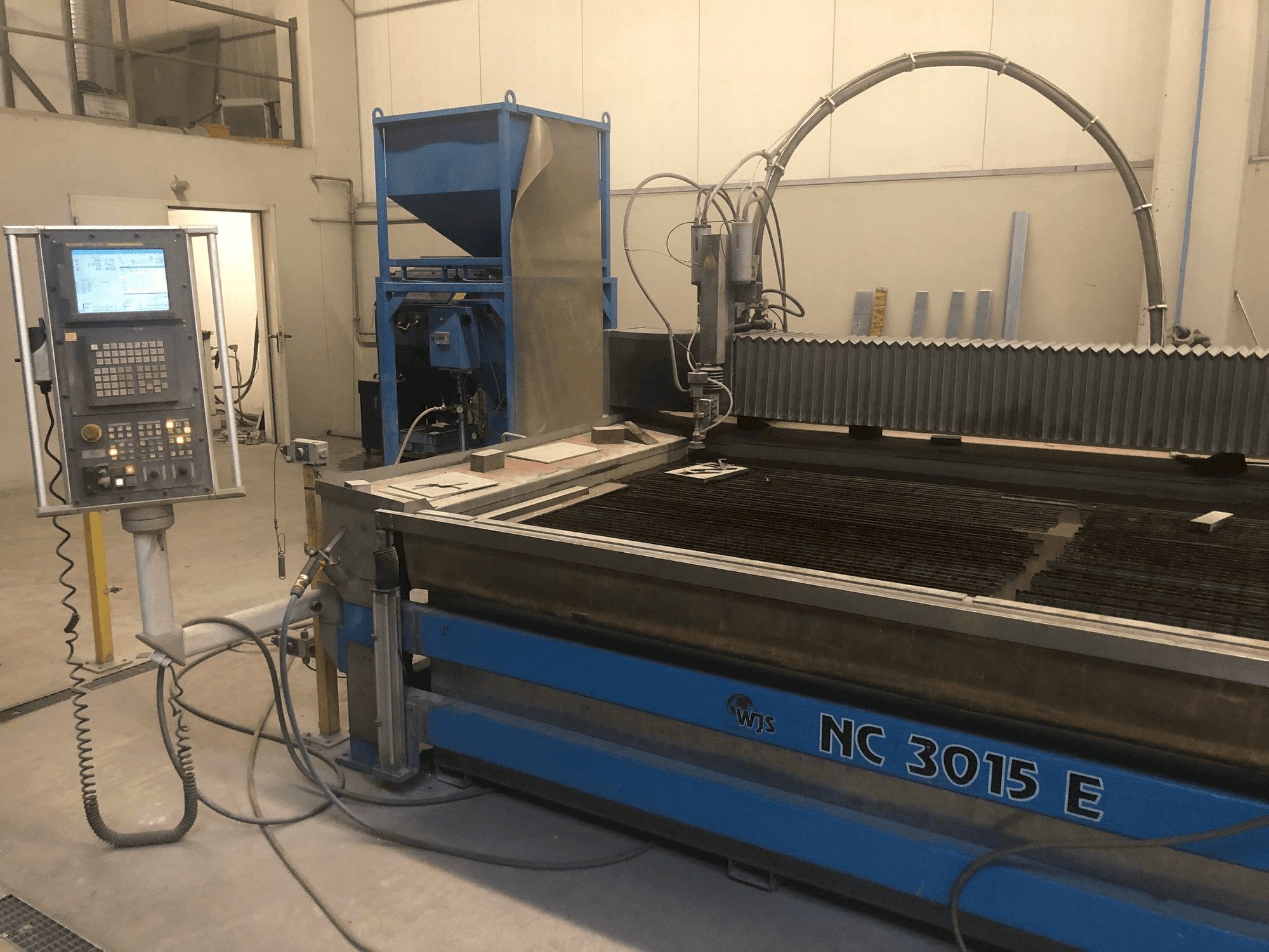 Vista frontale della macchina WJS NC 3015 E