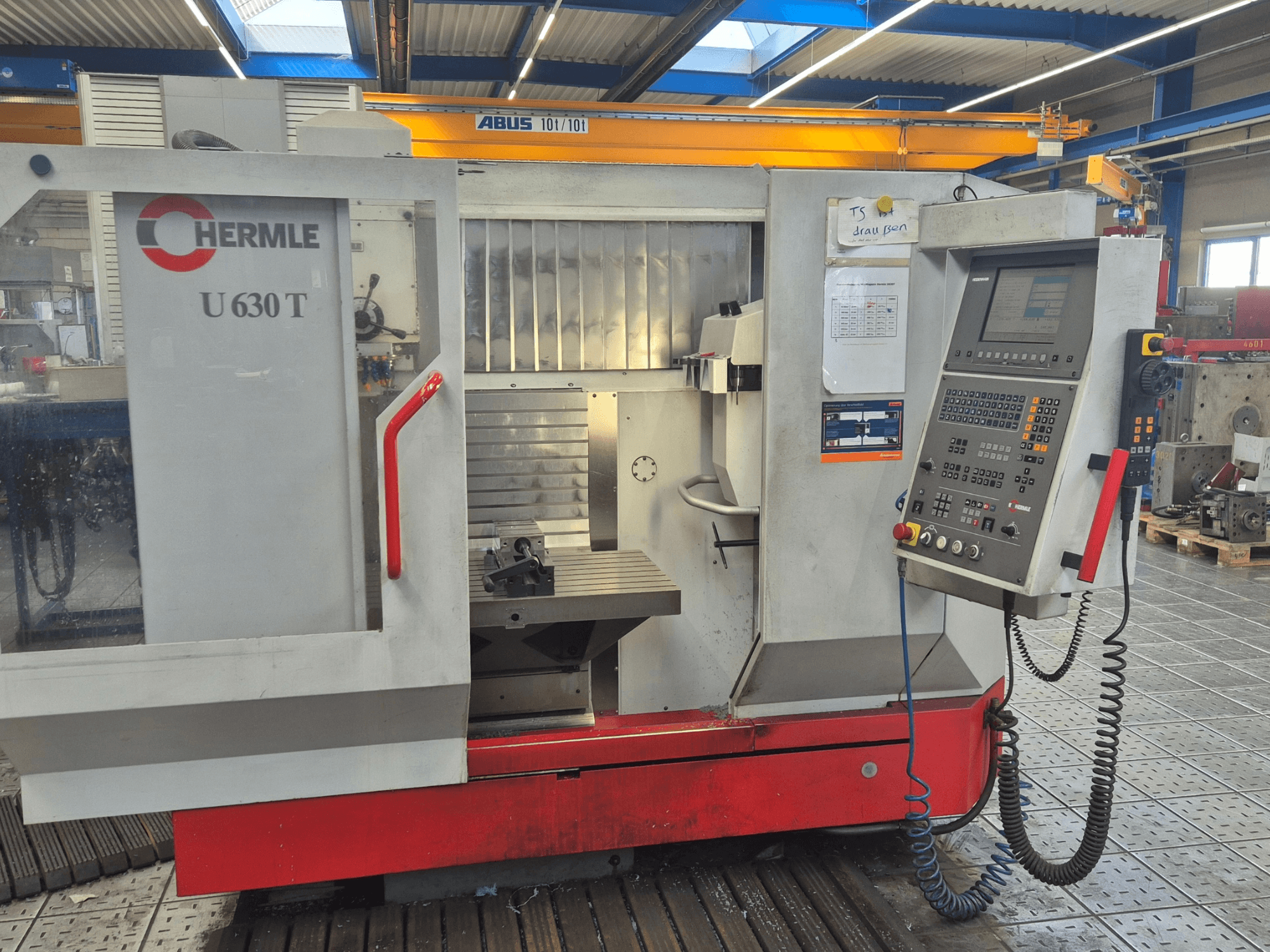 Centro di lavoro verticale HERMLE U 630 T in vista frontale, con pannello di controllo, piano di lavoro e protezione di sicurezza.