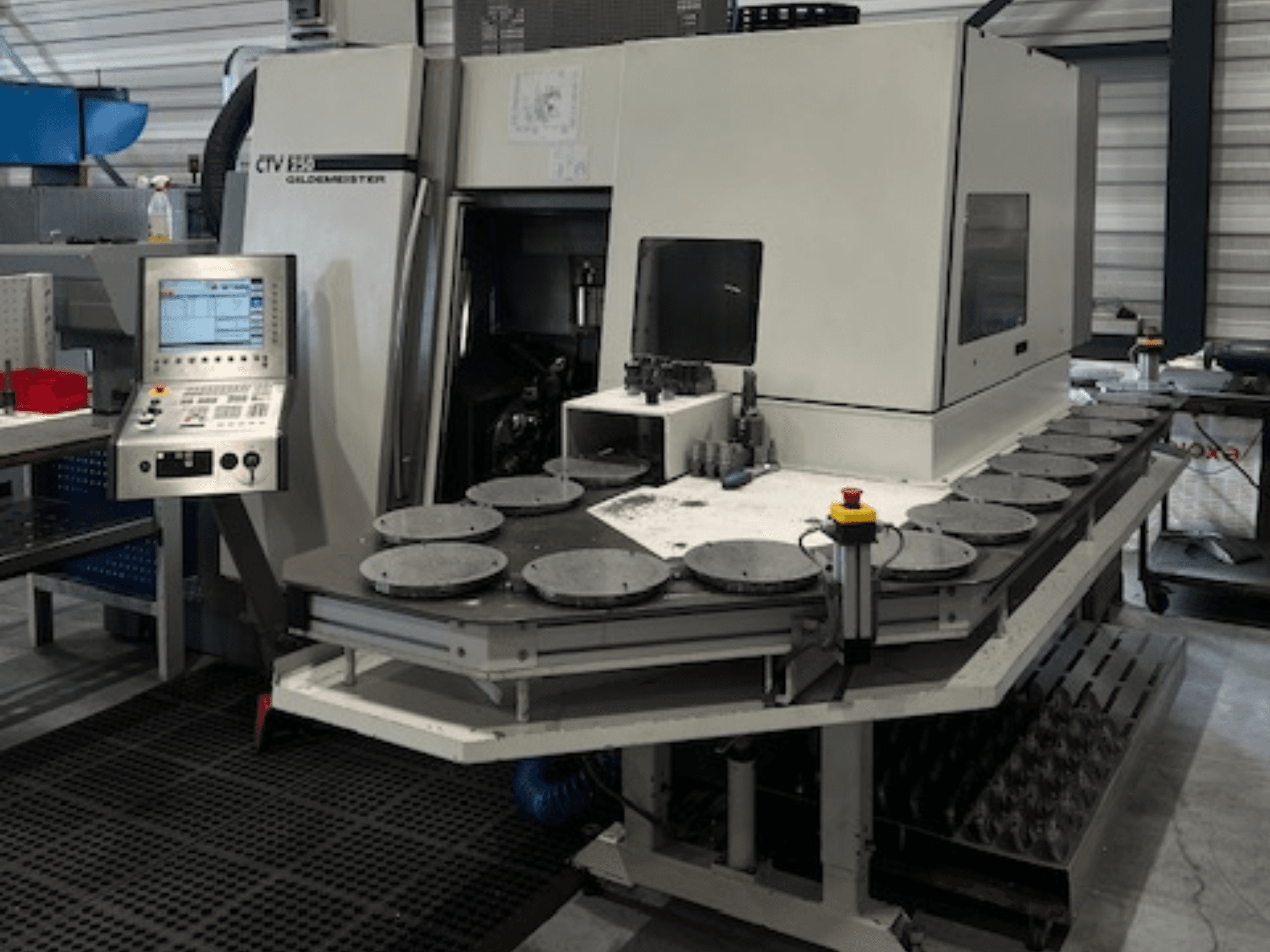 Testo Alt: Unità di lavorazione CTV E33 Goldmeister in un'officina, vista frontale, con pannello di controllo e piattaforme di lavoro circolari multiple.
