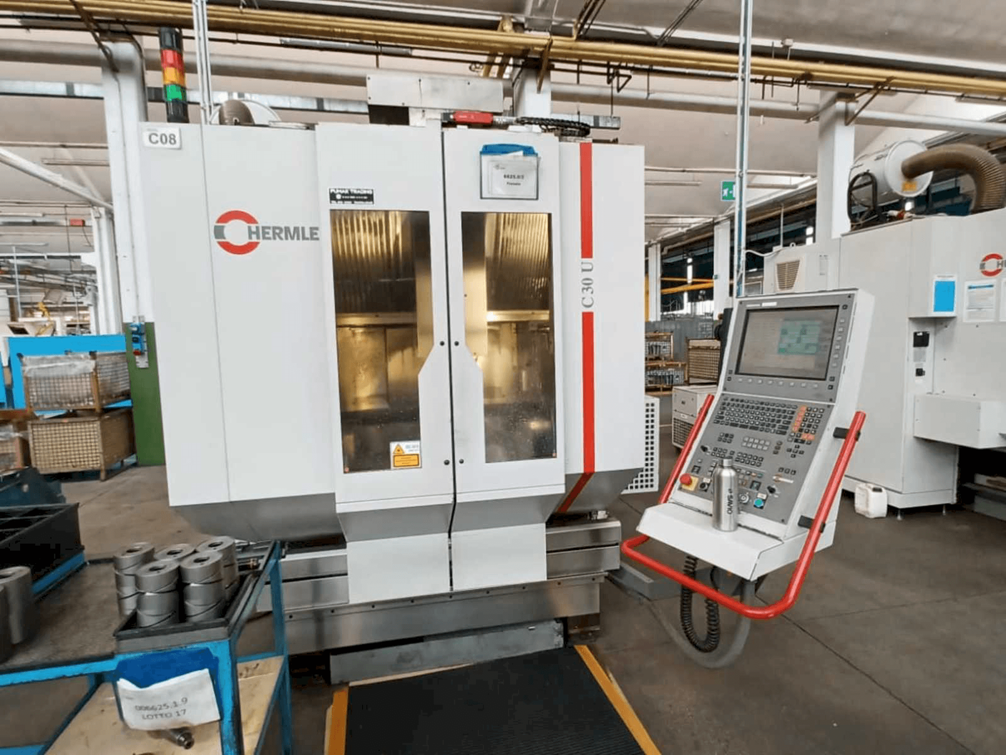 Vista frontale della macchina HERMLE C30U