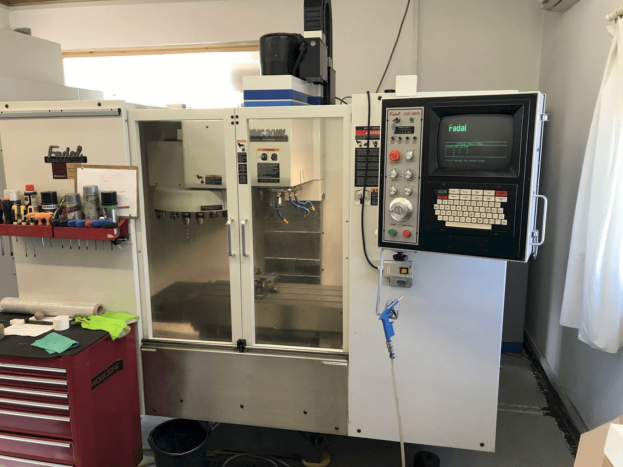 Vista frontale della macchina FADAL VMC 3016 L