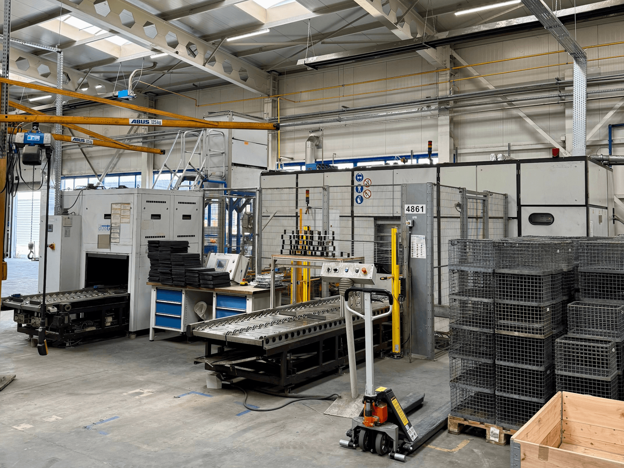 PERO V4/024 – Sistema di automazione Ex 7031 in officina; comprende trasportatore, quadro di comando e contenitori per cavi impilabili.