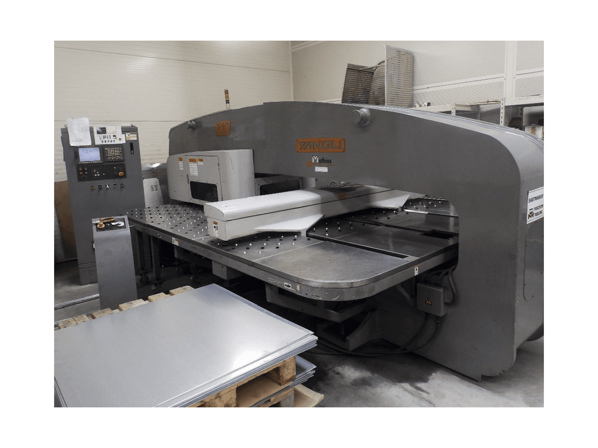 Vista lato sinistro della macchina Yangli T30