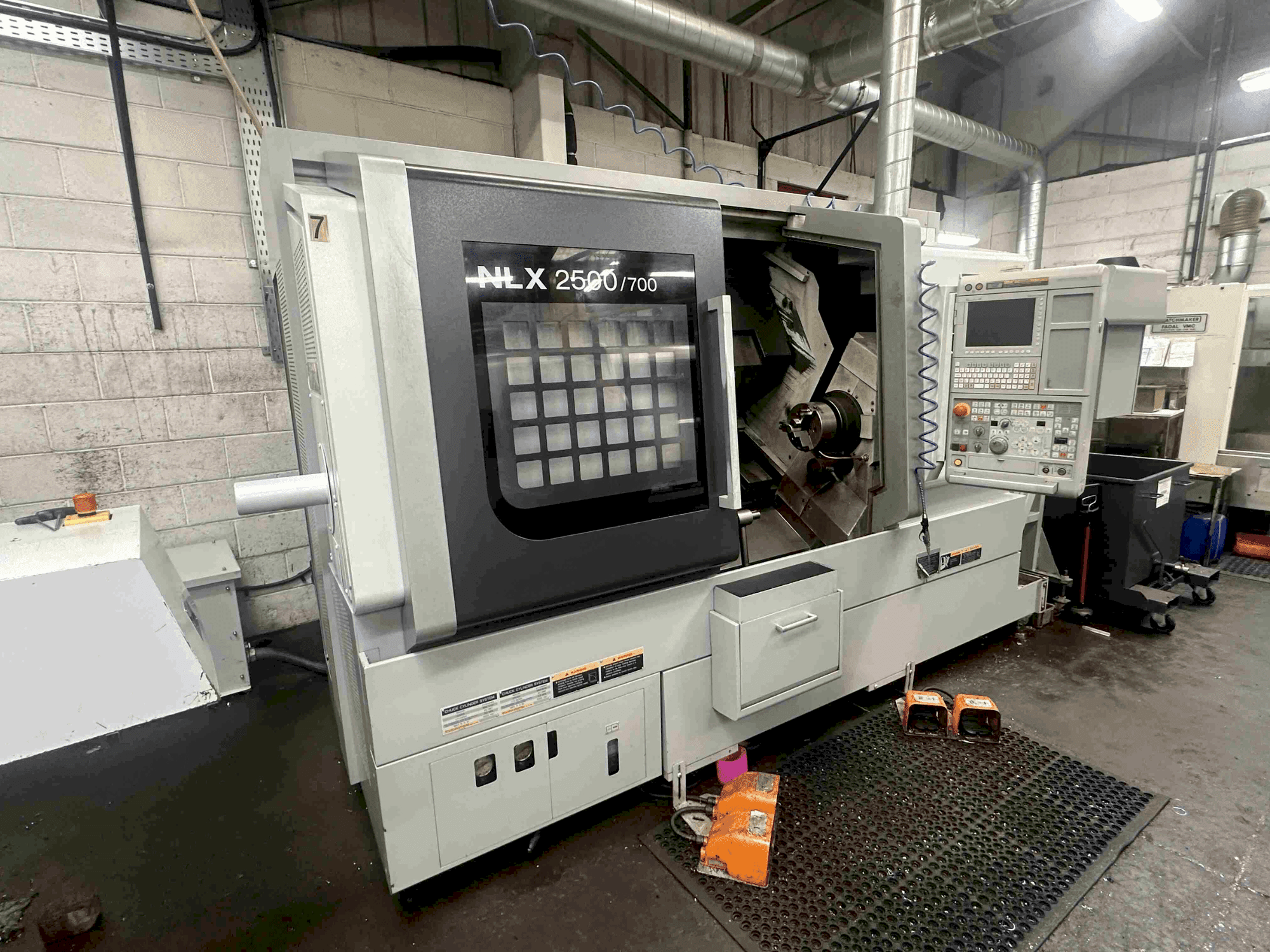 Vista laterale sinistra della macchina DMG MORI NLX2500SY/700