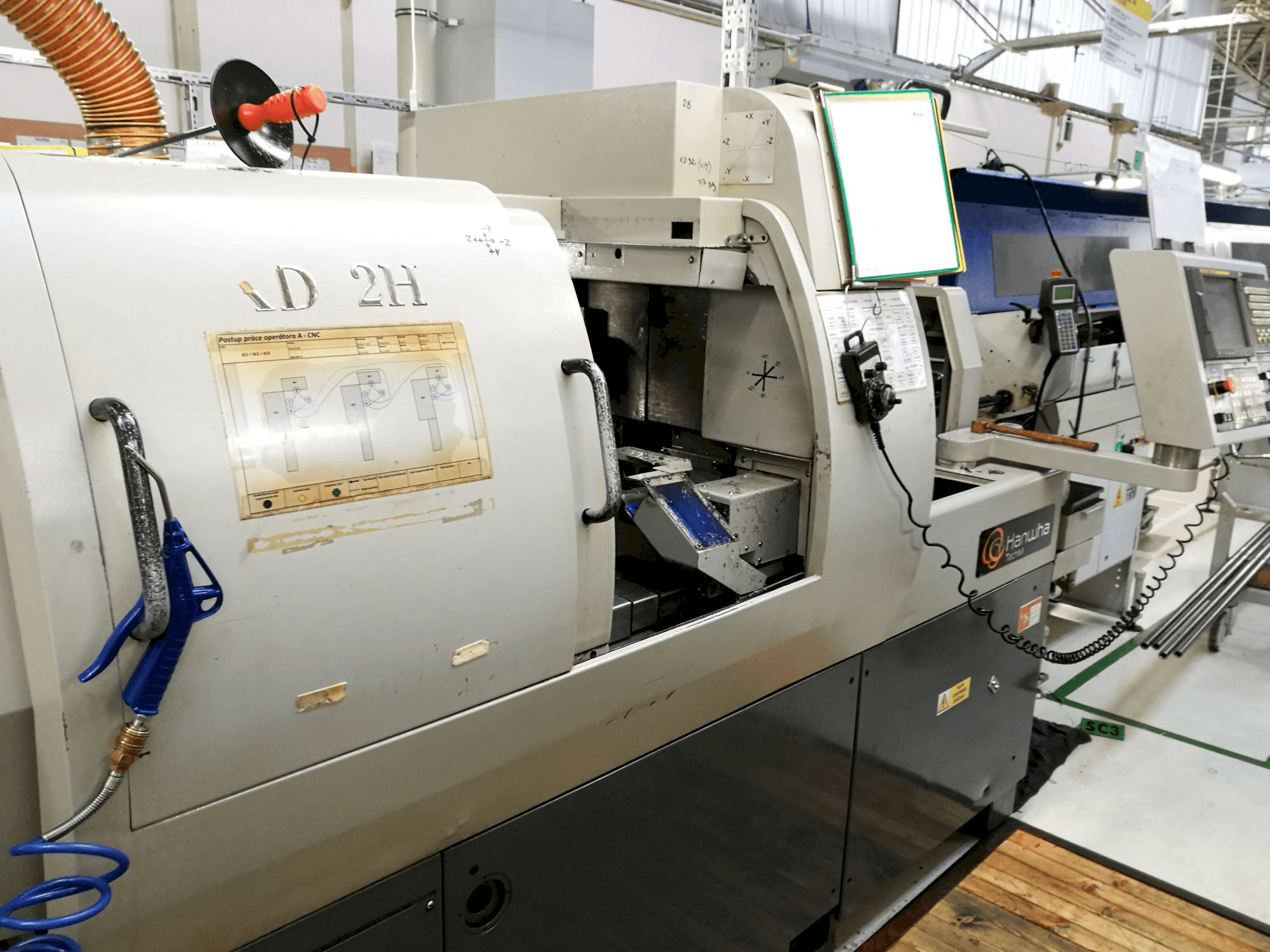 Vista lato destro della macchina Hanwha XD 32 H