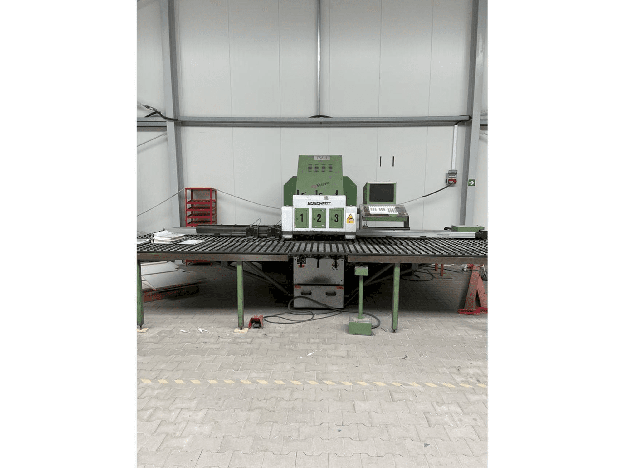 Vista frontale della macchina BOSCHERT TRI 1250 CNC Z
