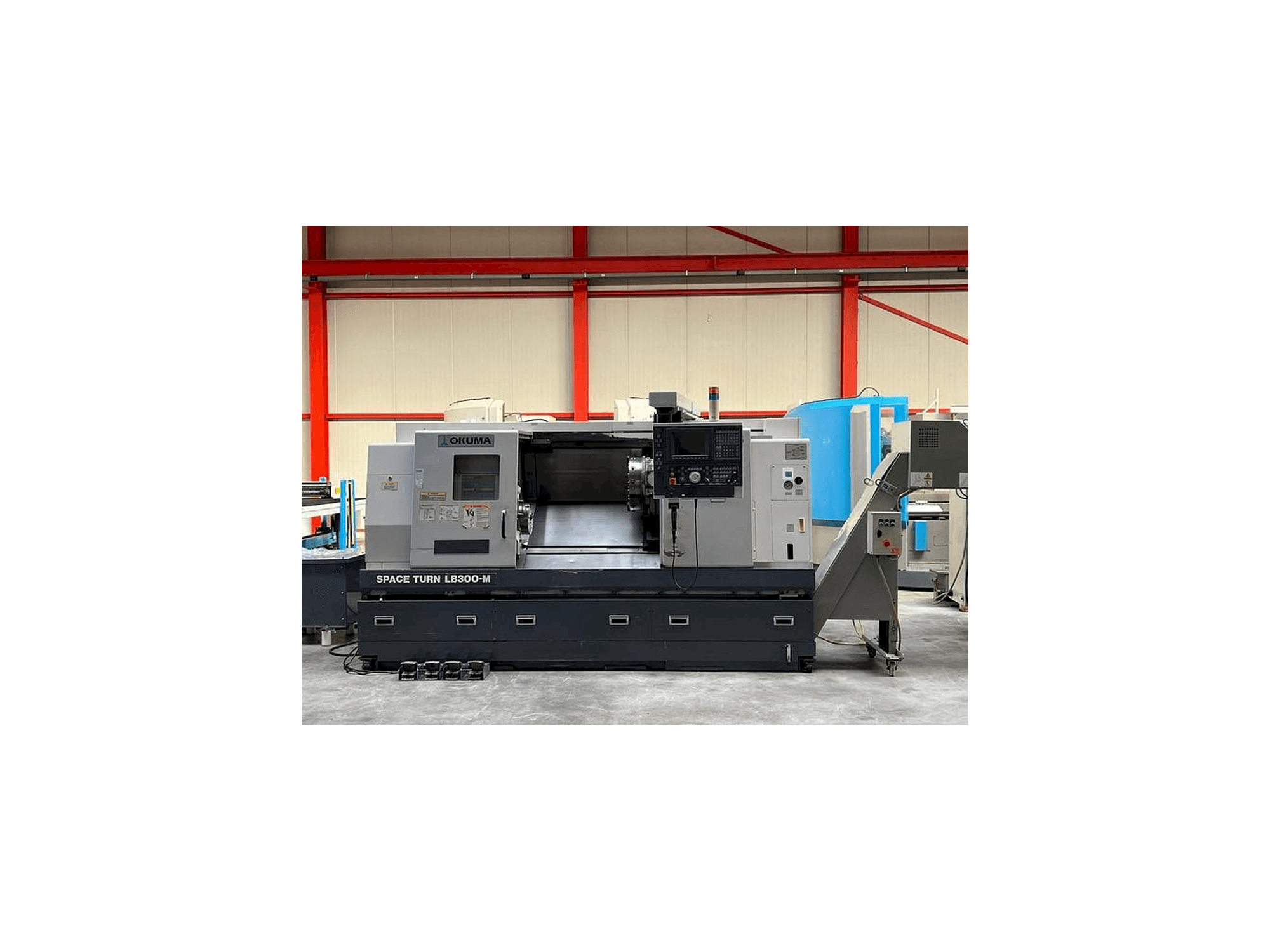 Vista frontale della macchina Okuma LB 300M