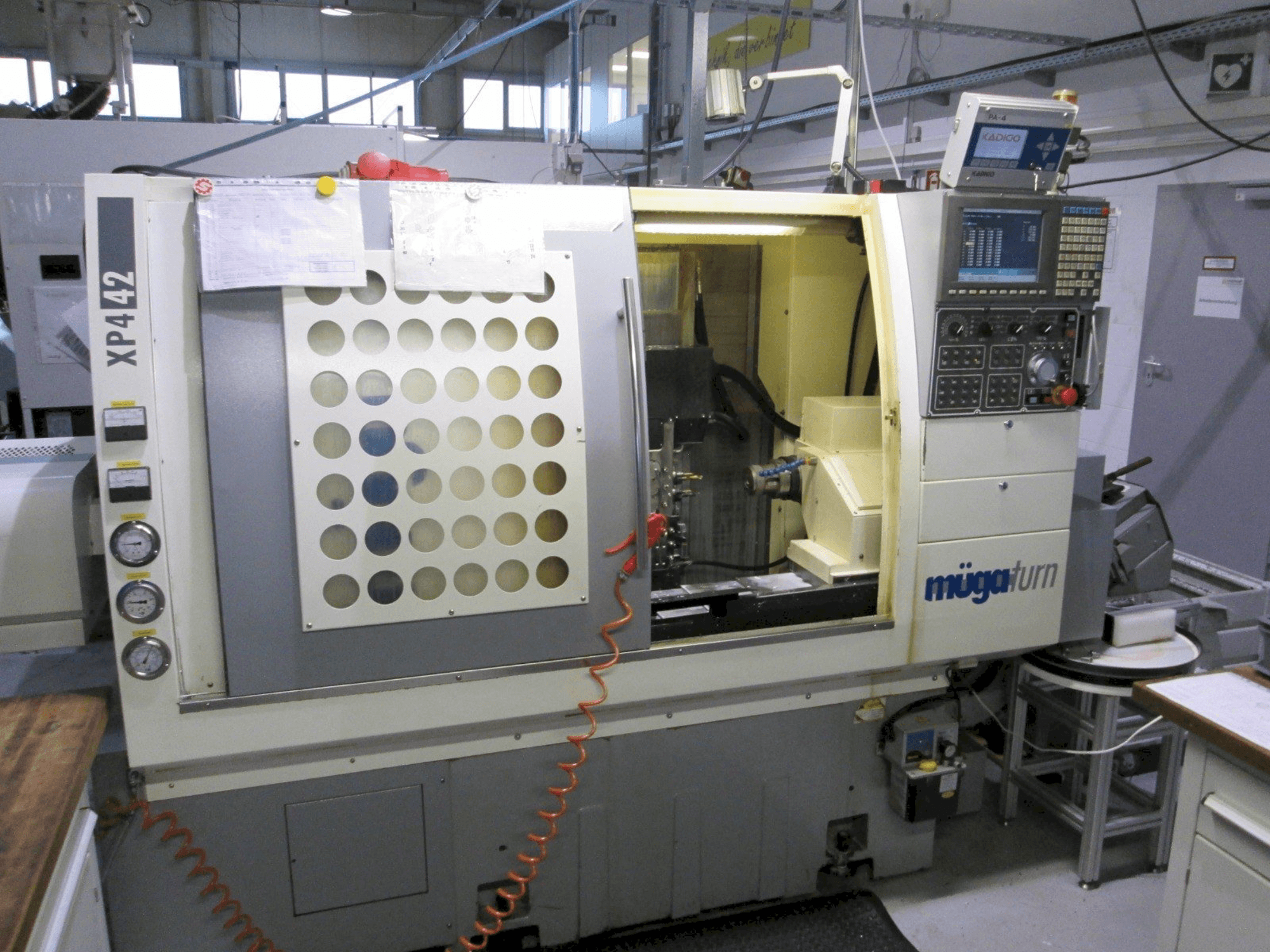 Vista frontale della macchina Muga XP4 42SM