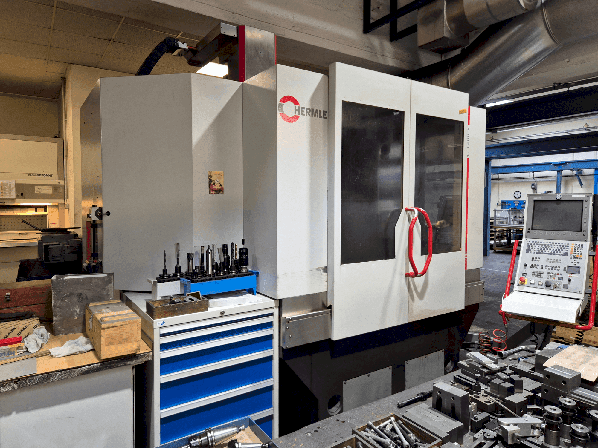 Vista frontale della macchina HERMLE C 1200 V