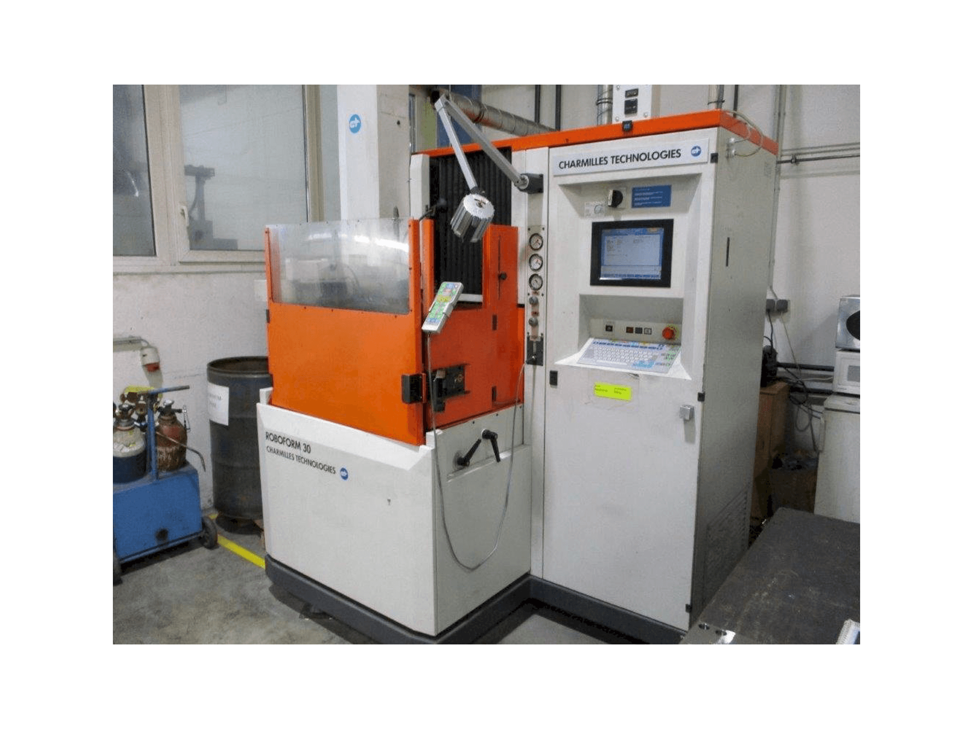 Vista frontale della macchina CHARMILLES Roboform 30