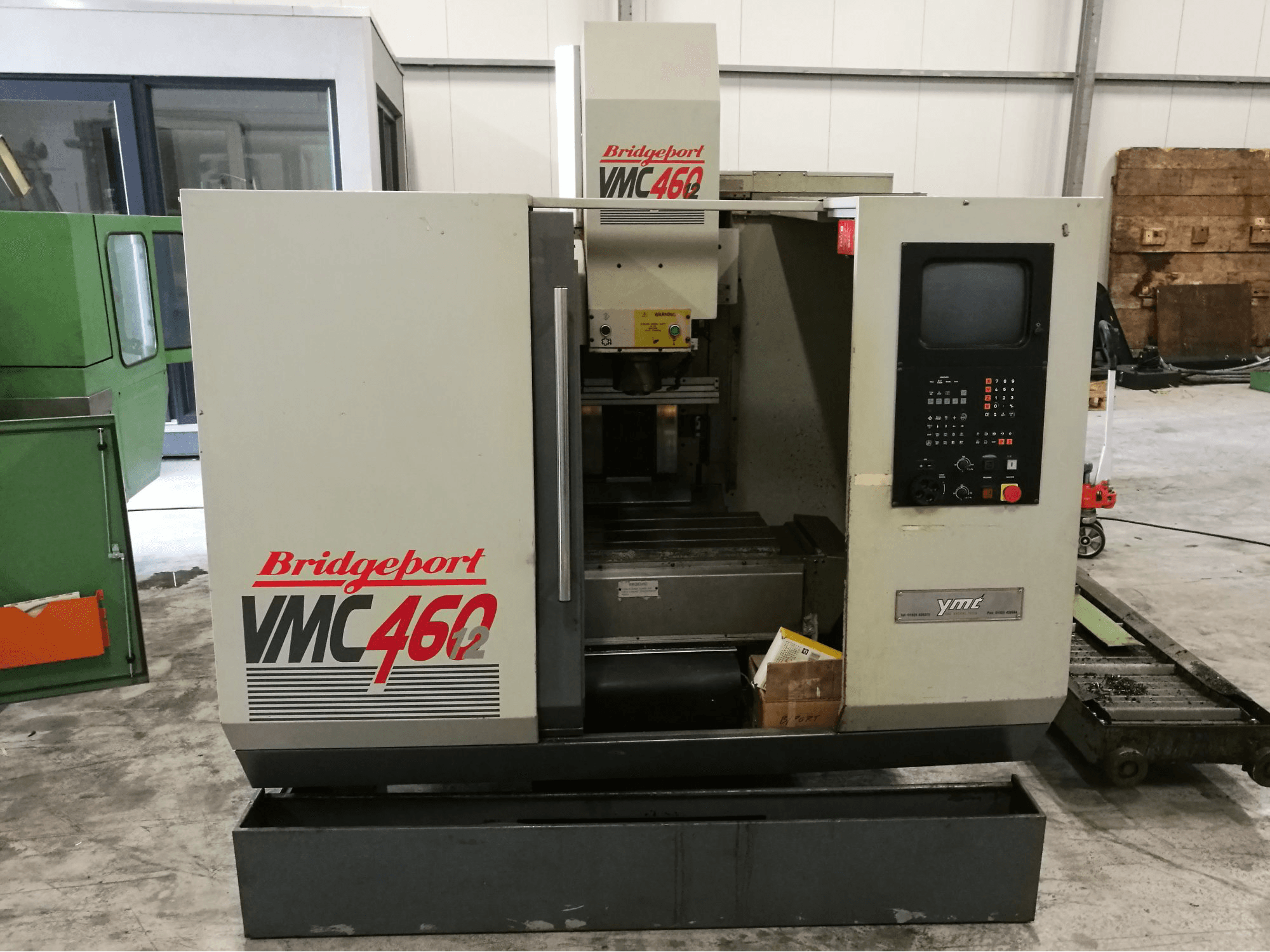 Vista frontale della macchina Bridgeport VMC 460
