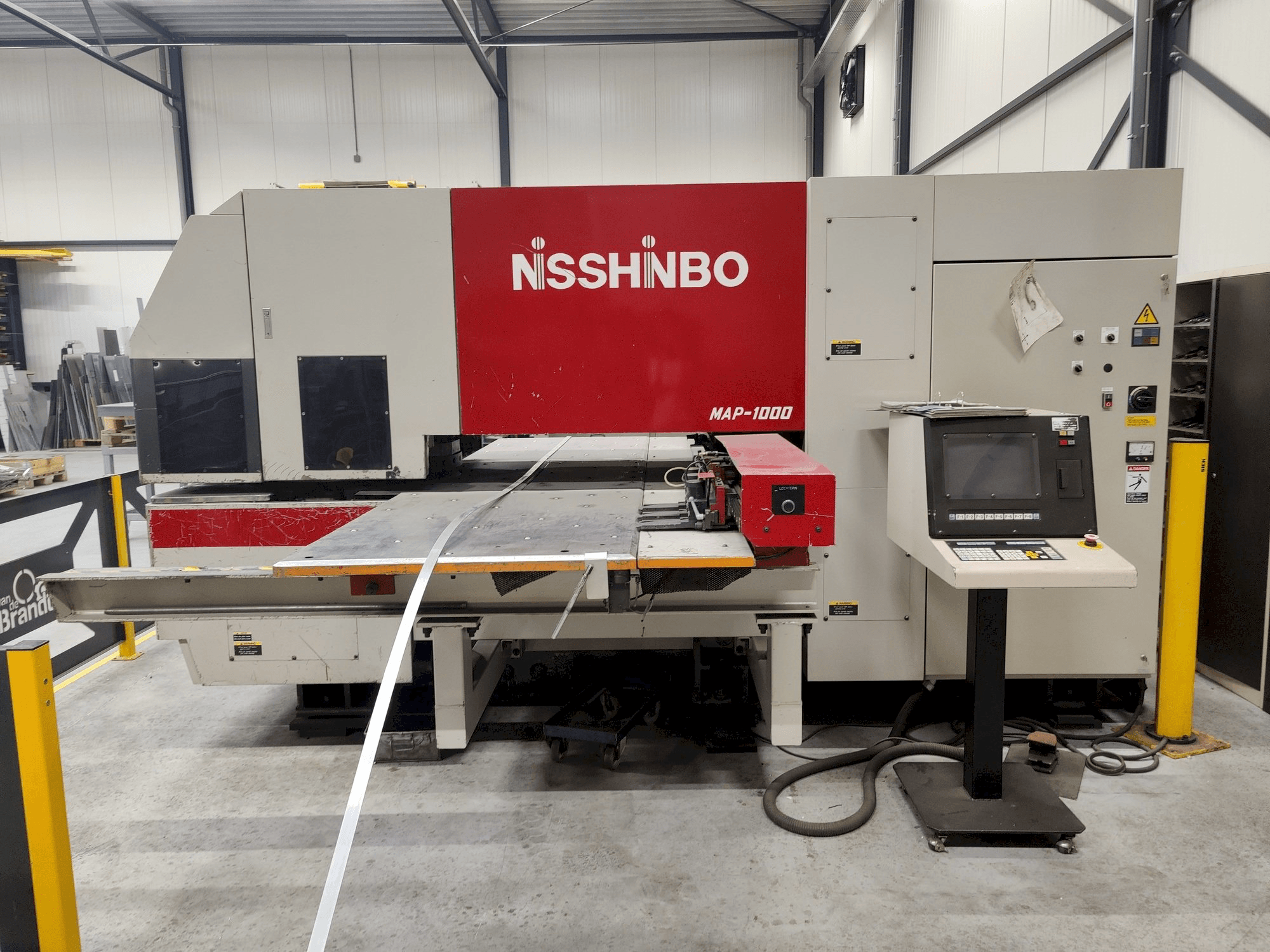 Vista frontale della macchina Nisshinbo MAP-1000