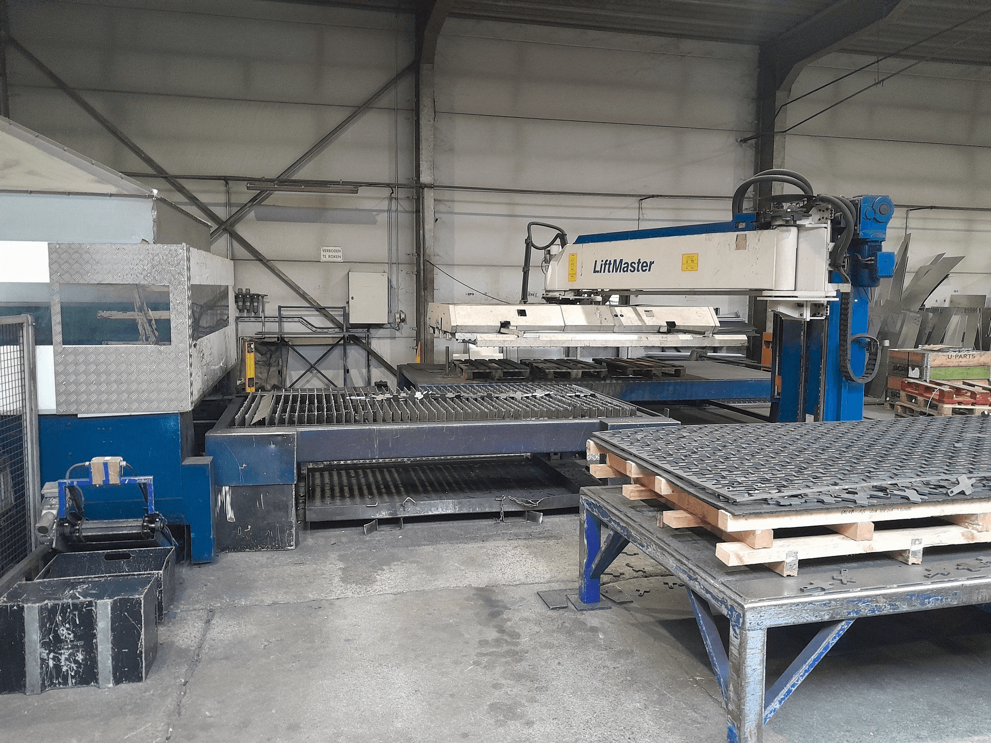 Vista frontale della macchina Trumpf TruLaser 3030+ Liftmaster