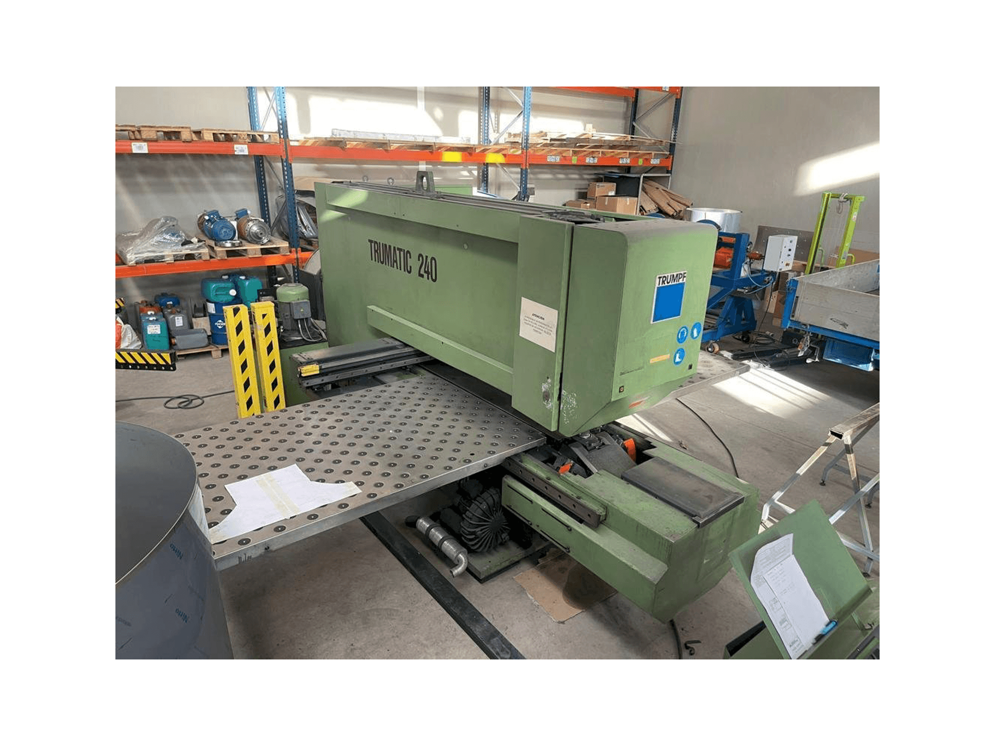 Vista frontale della macchina Trumpf TRUMATIC 240