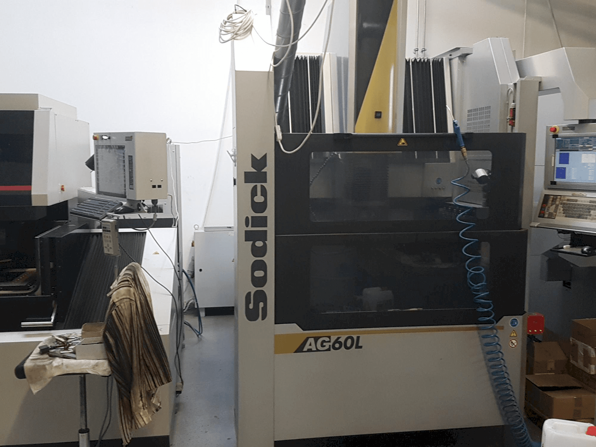 Vista frontale della macchina Sodick AG60L