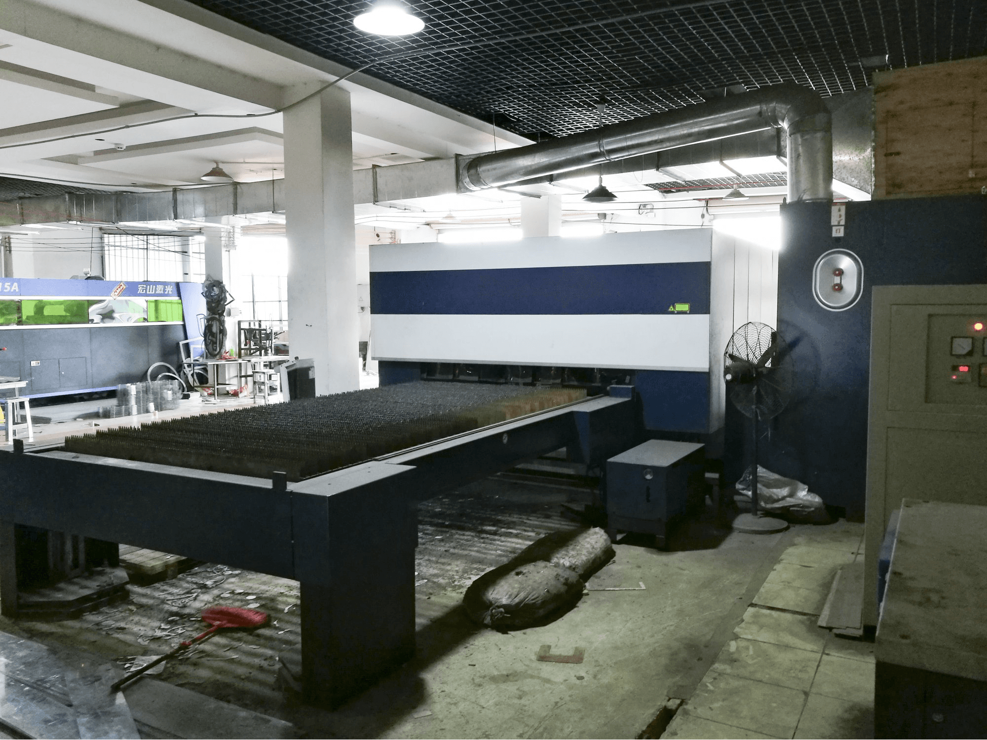 Vista lato destro della macchina Trumpf TruLaser 3030