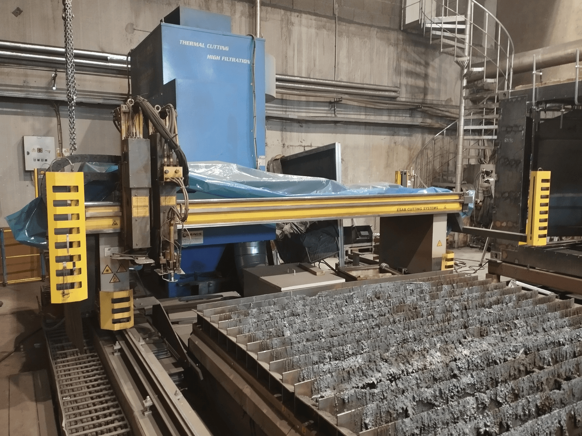 Macchina ossitaglio ESAB Combirex DX3500, vista frontale, con caratteristiche di sicurezza gialle e tavolo da taglio in metallo.