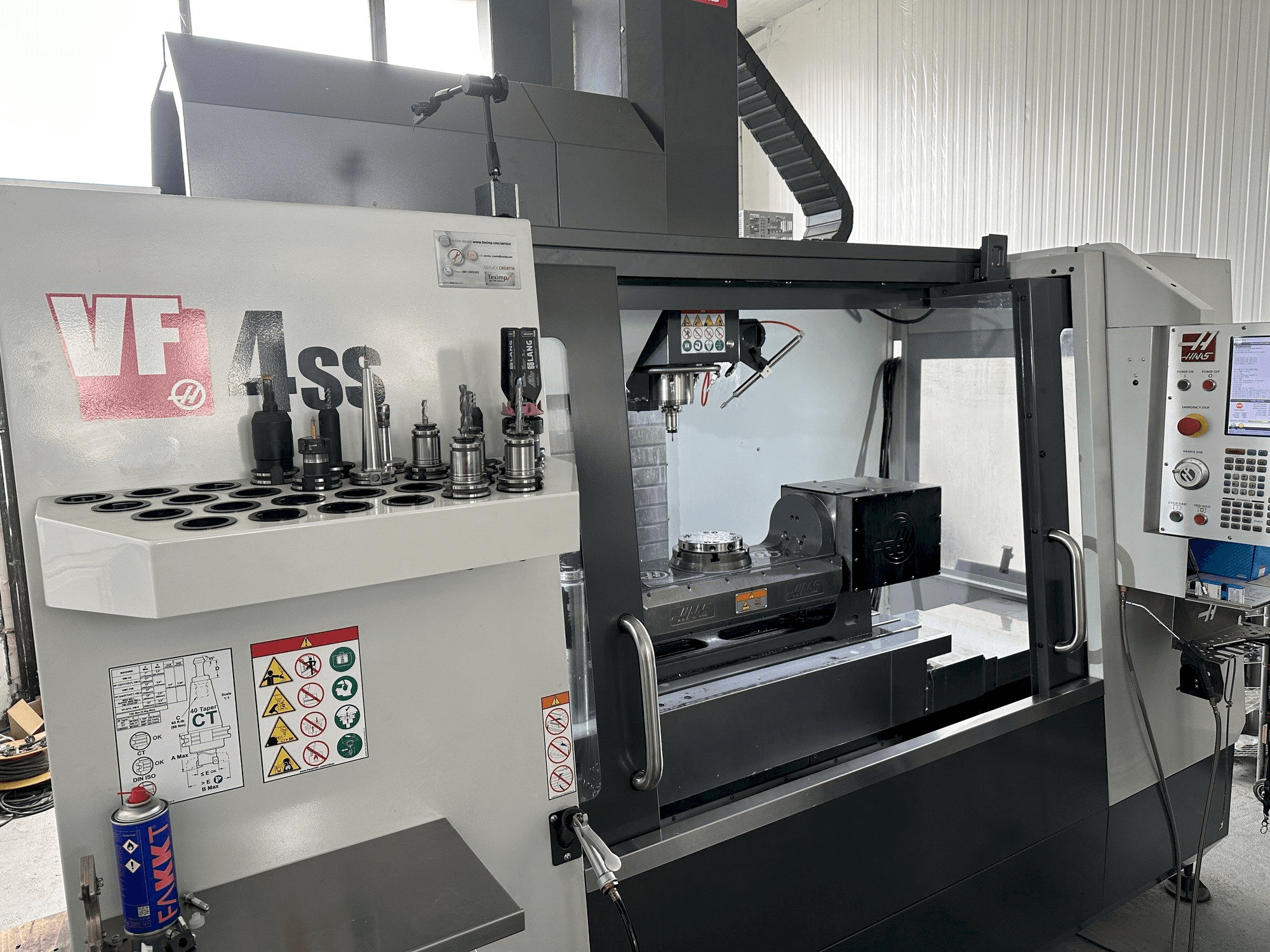 Vista lato sinistro della macchina HAAS VF-4SS
