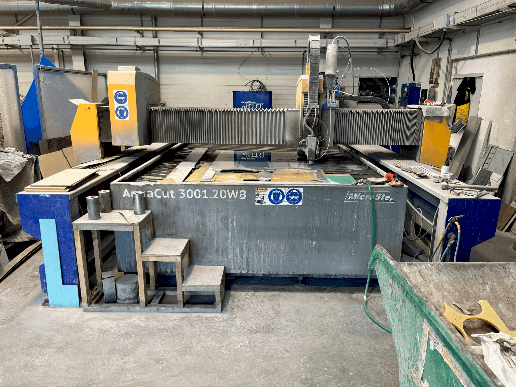 Vista frontale della macchina MicroStep AquaCut 3001.20WB