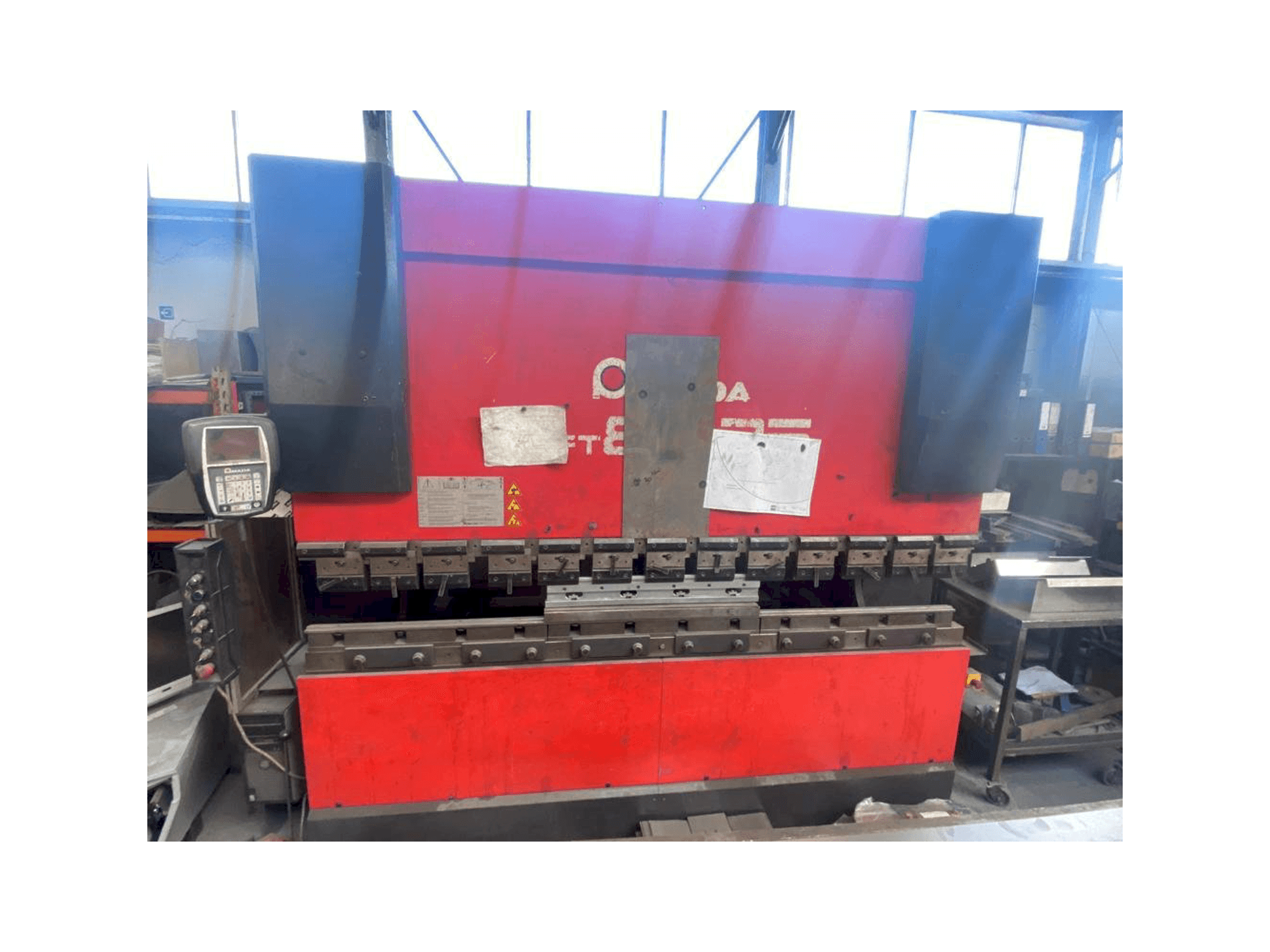 Vista frontale della macchina AMADA HFT 80 25
