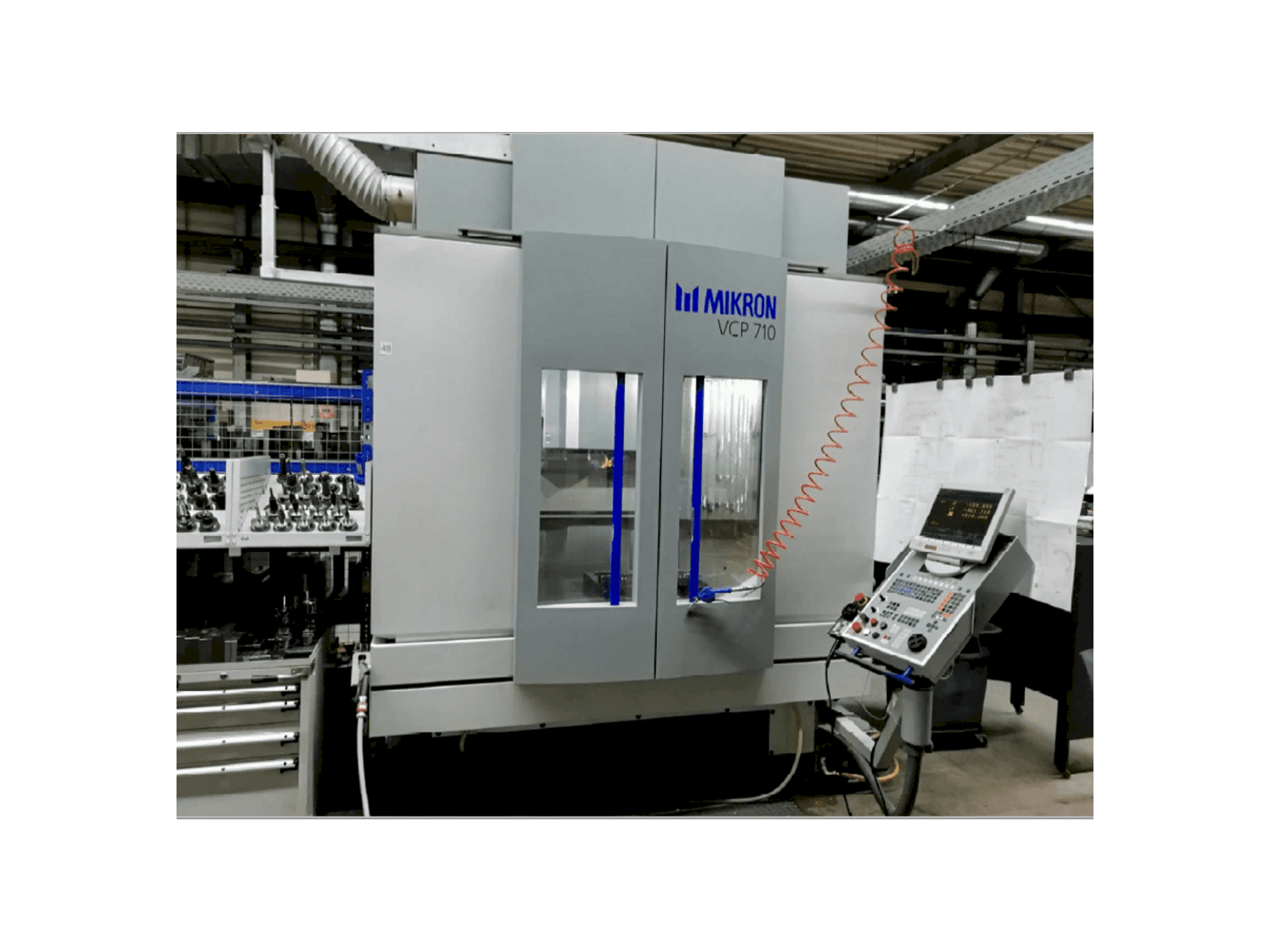 Vista frontale della macchina MIKRON VCP 710