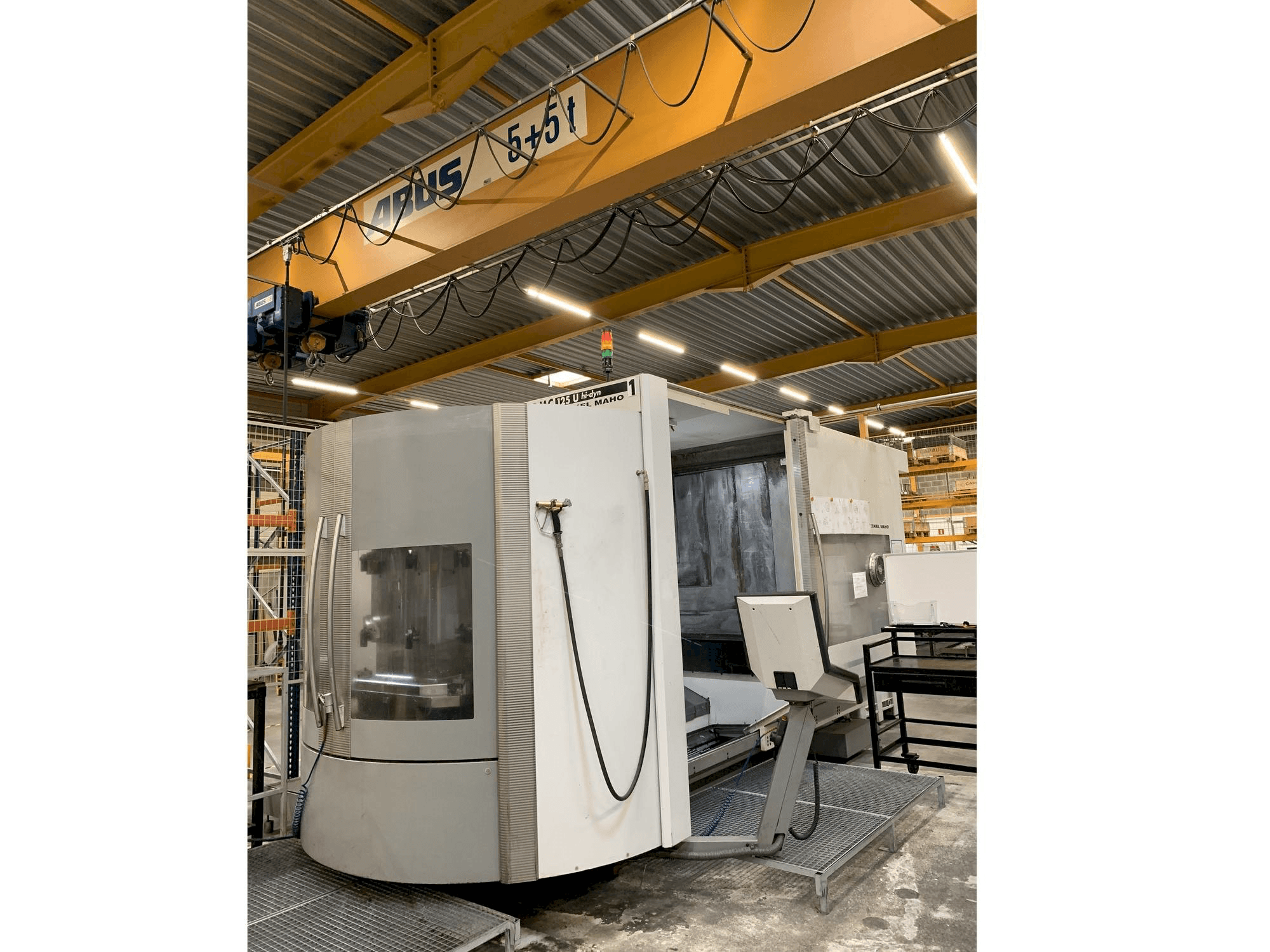 Vista frontale della macchina DECKEL MAHO DMC 125 U hy-dyn