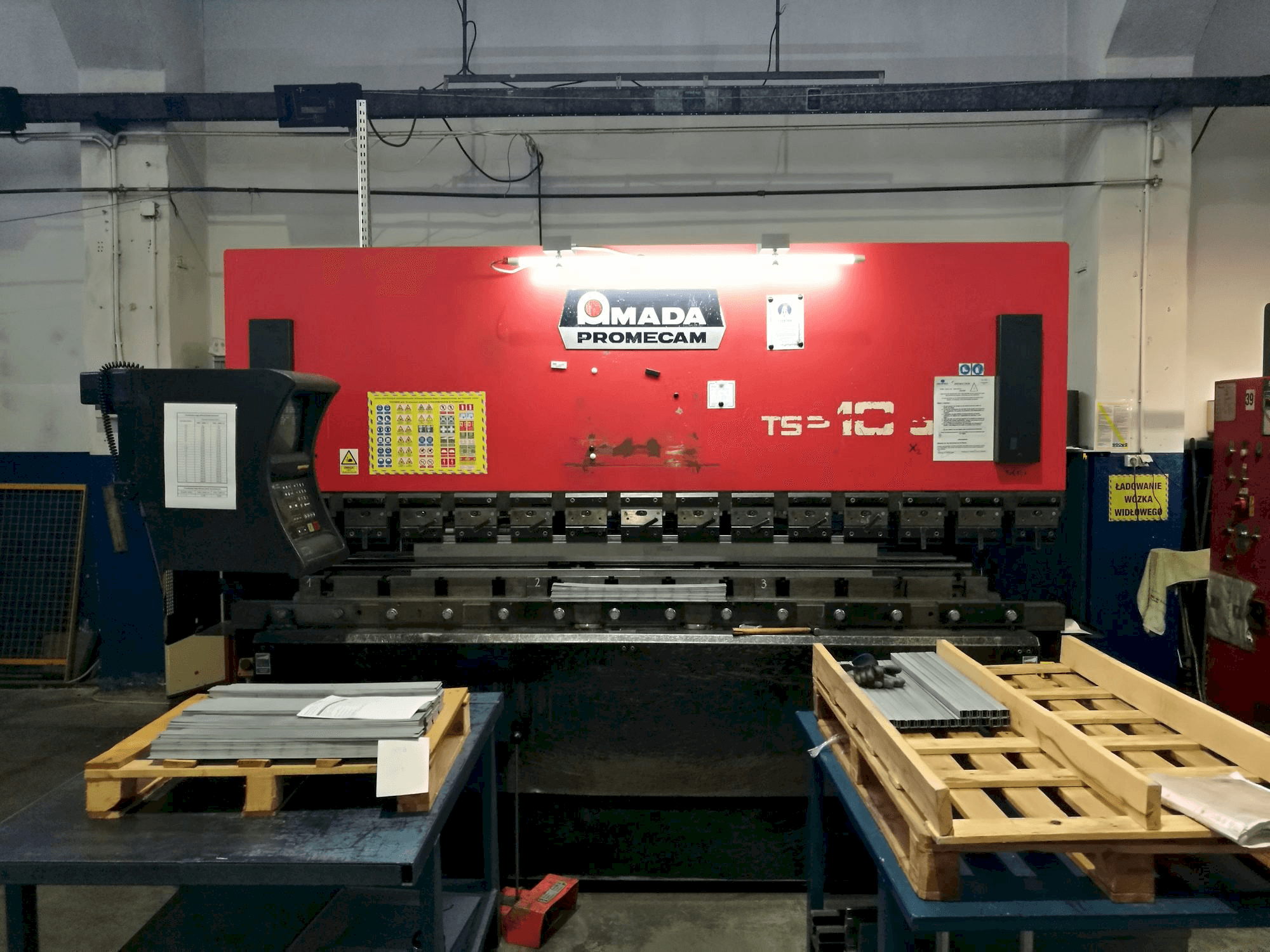 Vista frontale della macchina AMADA ITS2