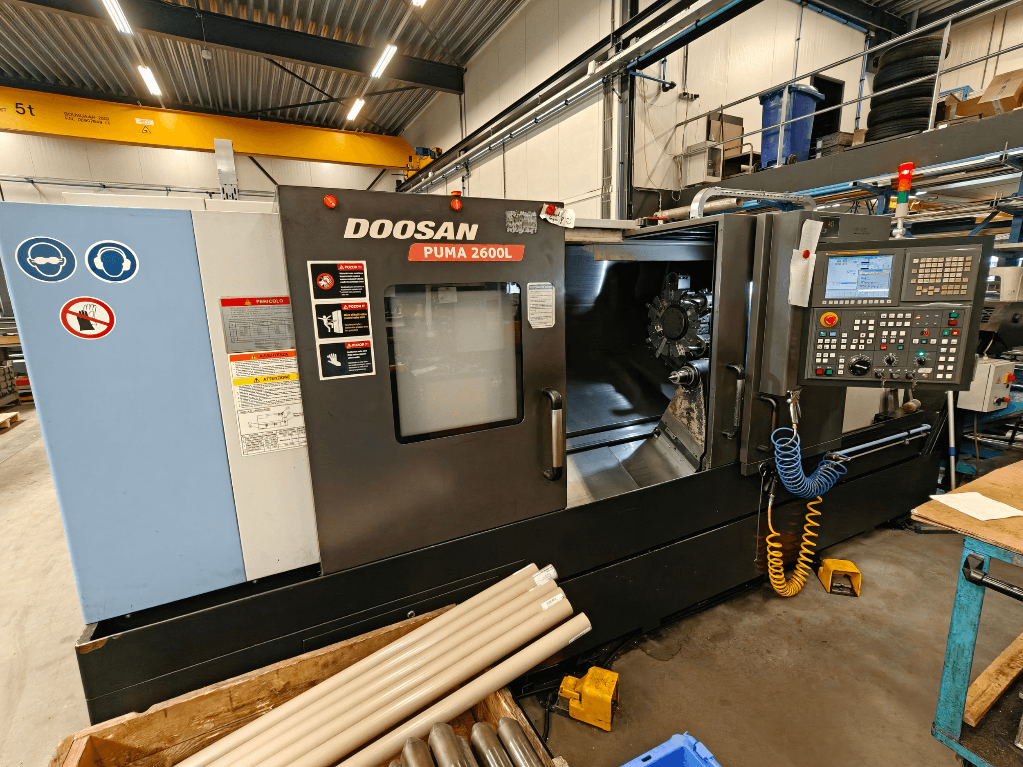 Tornio orizzontale DOOSAN Puma 2600L in officina, vista laterale che mostra il pannello di controllo e l'area del mandrino.